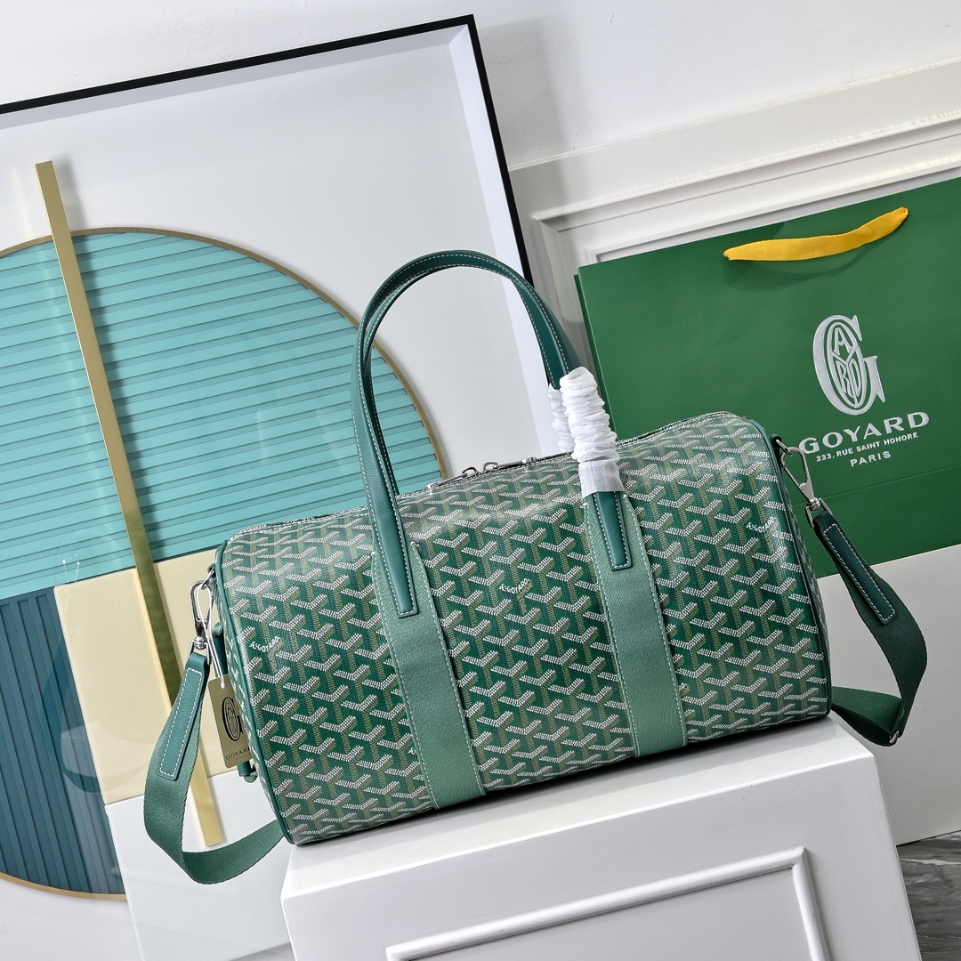 goyard 戈雅狗牙 barrel 40圆筒运动旅行袋这个新尺寸就不只是旅行袋的功能了
日常背也超适合,旅行袋的属性不会那么高它除了能手提和斜挎,旅行、通勤、运动健身都能用包身侧边还多了个手柄设计可以立起来变成一个圆筒!!!
尺寸:40*23*23