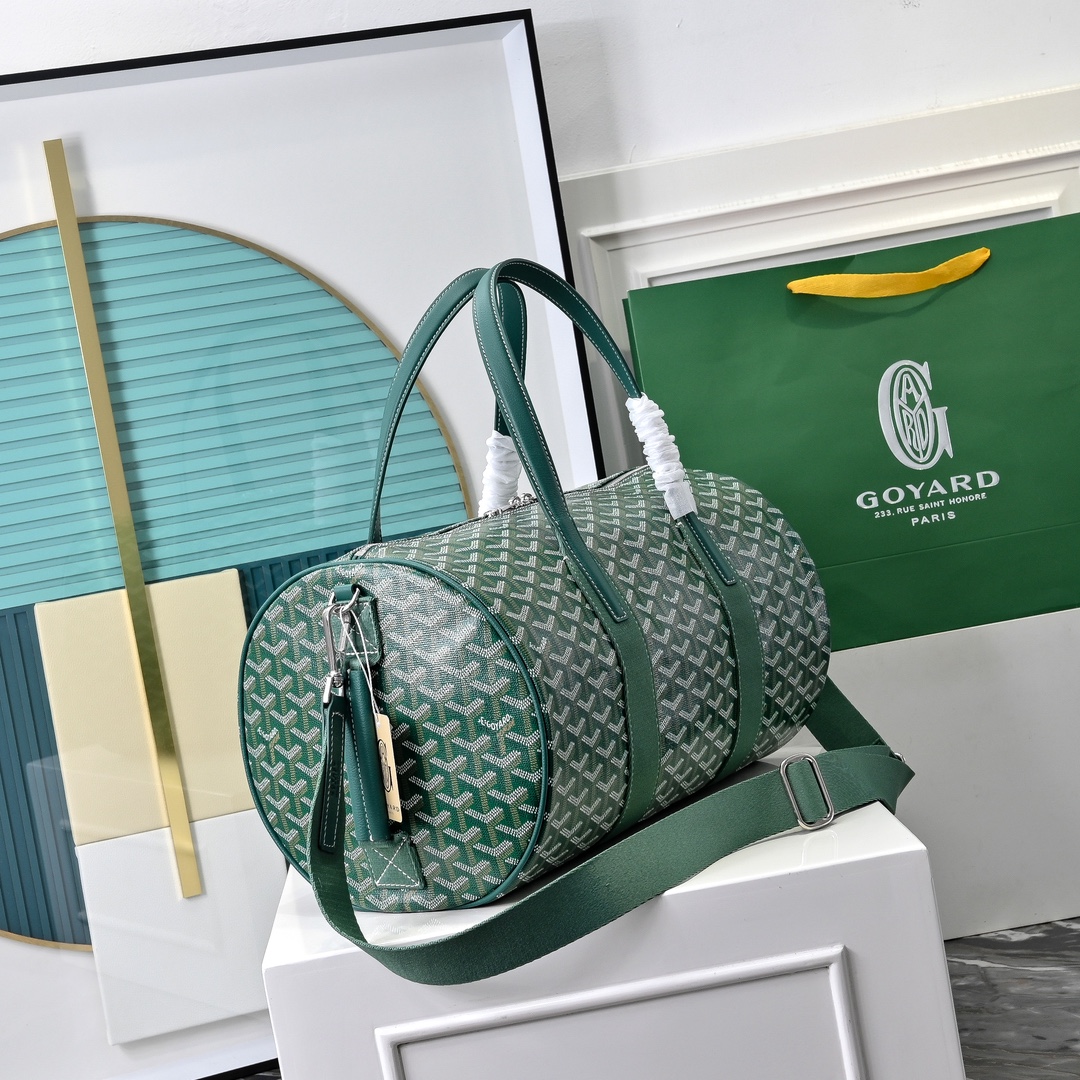 goyard 戈雅狗牙 barrel 40圆筒运动旅行袋这个新尺寸就不只是旅行袋的功能了
日常背也超适合,旅行袋的属性不会那么高它除了能手提和斜挎,旅行、通勤、运动健身都能用包身侧边还多了个手柄设计可以立起来变成一个圆筒!!!
尺寸:40*23*23