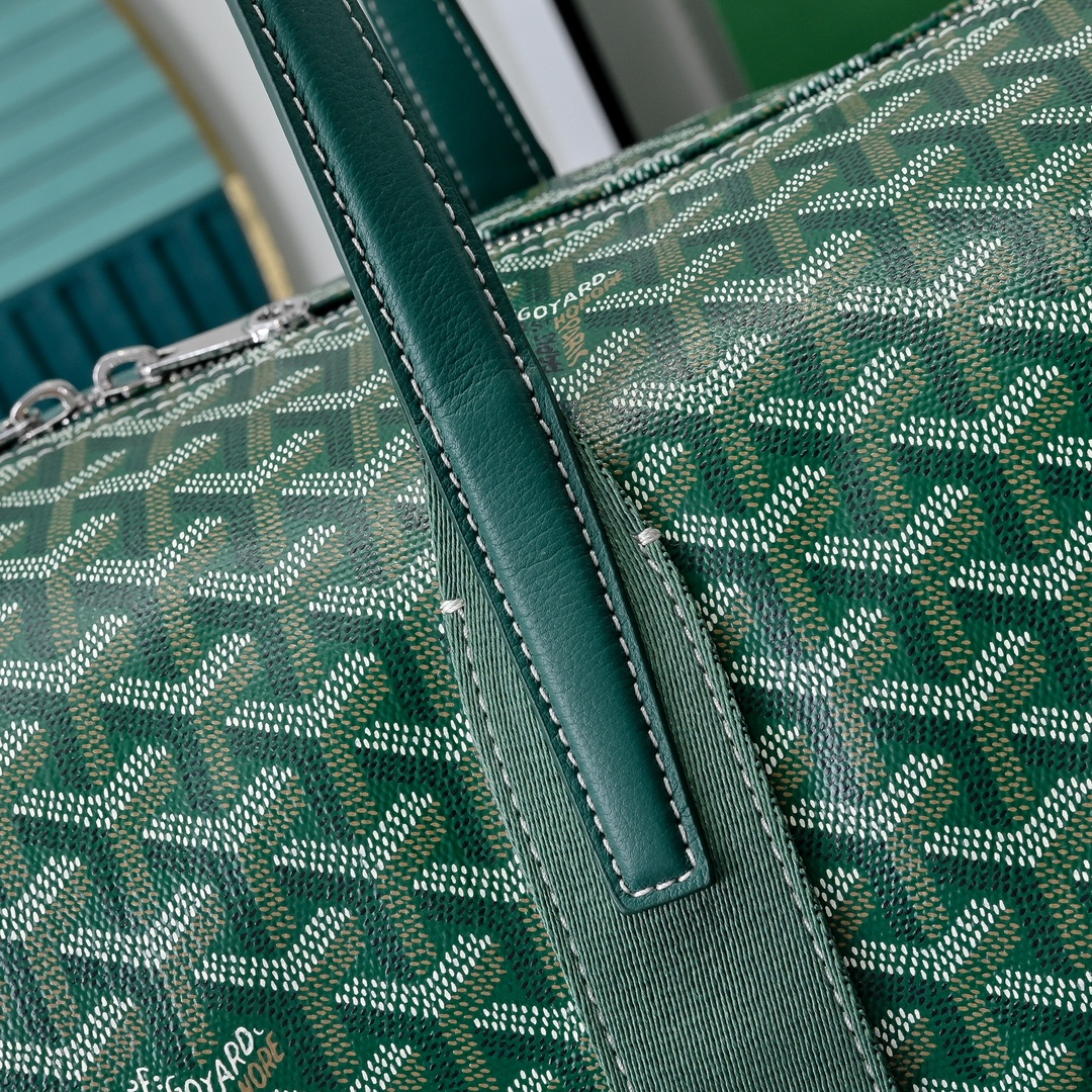 goyard 戈雅狗牙 barrel 40圆筒运动旅行袋这个新尺寸就不只是旅行袋的功能了
日常背也超适合,旅行袋的属性不会那么高它除了能手提和斜挎,旅行、通勤、运动健身都能用包身侧边还多了个手柄设计可以立起来变成一个圆筒!!!
尺寸:40*23*23