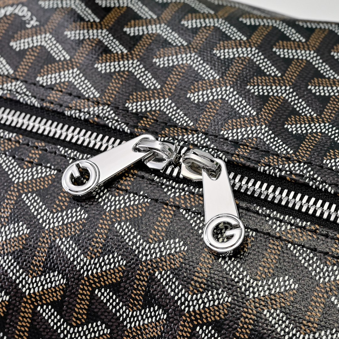 goyard 戈雅狗牙 barrel 40圆筒运动旅行袋这个新尺寸就不只是旅行袋的功能了
日常背也超适合,旅行袋的属性不会那么高它除了能手提和斜挎,旅行、通勤、运动健身都能用包身侧边还多了个手柄设计可以立起来变成一个圆筒!!!
尺寸:40*23*23