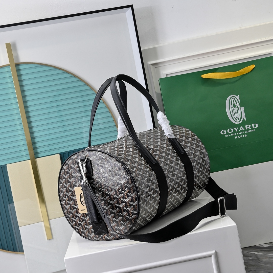 goyard 戈雅狗牙 barrel 40圆筒运动旅行袋这个新尺寸就不只是旅行袋的功能了
日常背也超适合,旅行袋的属性不会那么高它除了能手提和斜挎,旅行、通勤、运动健身都能用包身侧边还多了个手柄设计可以立起来变成一个圆筒!!!
尺寸:40*23*23