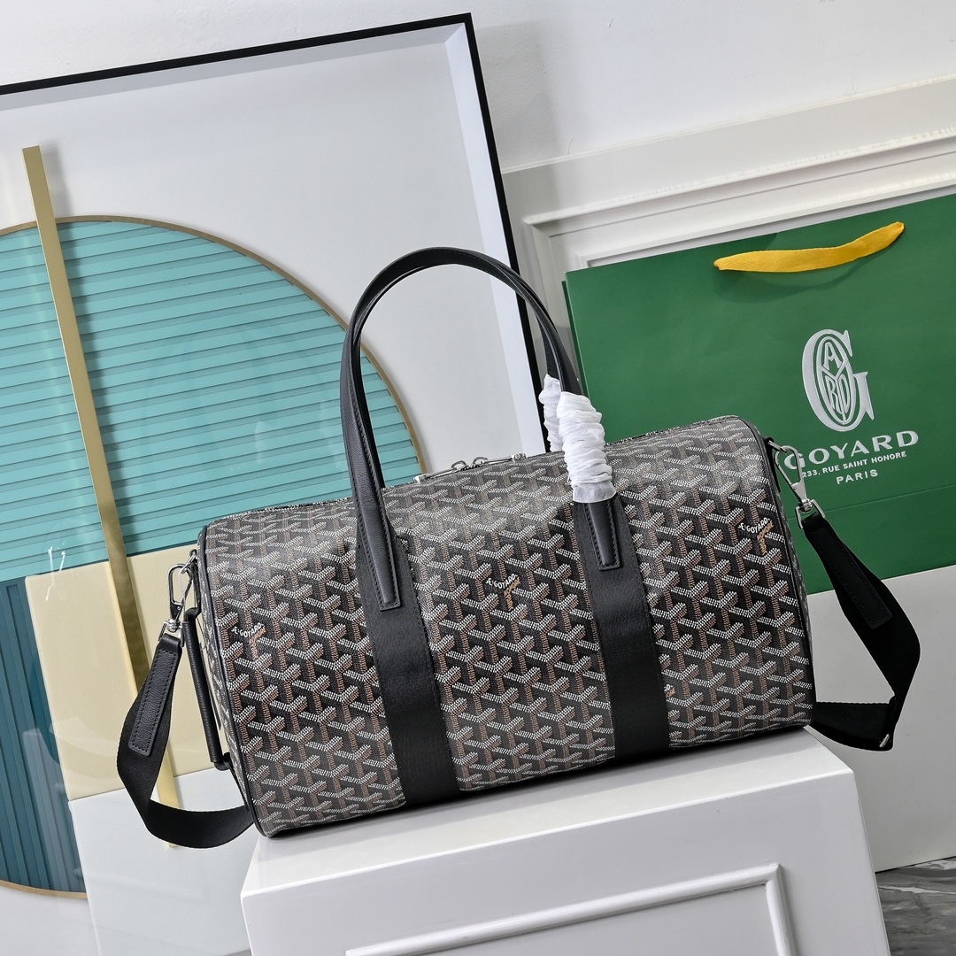 goyard 戈雅狗牙 barrel 40圆筒运动旅行袋这个新尺寸就不只是旅行袋的功能了
日常背也超适合,旅行袋的属性不会那么高它除了能手提和斜挎,旅行、通勤、运动健身都能用包身侧边还多了个手柄设计可以立起来变成一个圆筒!!!
尺寸:40*23*23