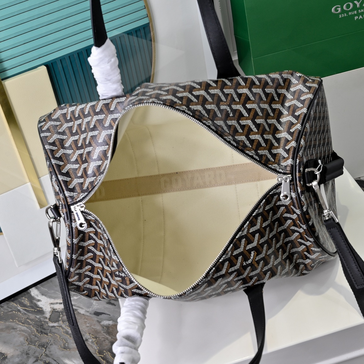 goyard 戈雅狗牙 barrel 40圆筒运动旅行袋这个新尺寸就不只是旅行袋的功能了
日常背也超适合,旅行袋的属性不会那么高它除了能手提和斜挎,旅行、通勤、运动健身都能用包身侧边还多了个手柄设计可以立起来变成一个圆筒!!!
尺寸:40*23*23