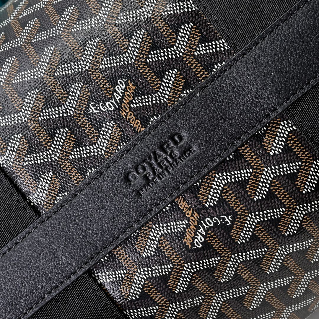 goyard 戈雅狗牙 barrel 40圆筒运动旅行袋这个新尺寸就不只是旅行袋的功能了
日常背也超适合,旅行袋的属性不会那么高它除了能手提和斜挎,旅行、通勤、运动健身都能用包身侧边还多了个手柄设计可以立起来变成一个圆筒!!!
尺寸:40*23*23