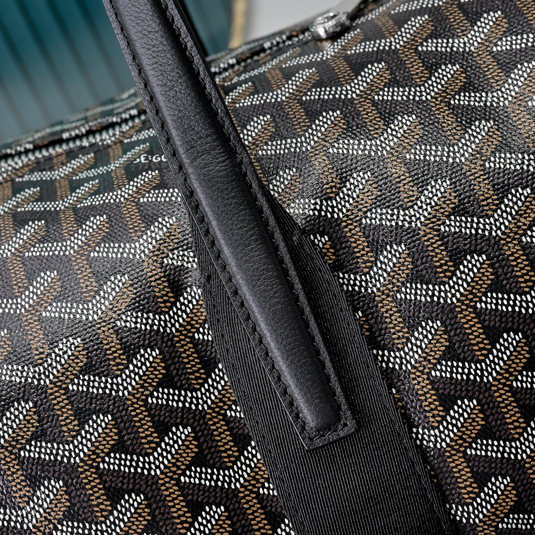 goyard 戈雅狗牙 barrel 40圆筒运动旅行袋这个新尺寸就不只是旅行袋的功能了
日常背也超适合,旅行袋的属性不会那么高它除了能手提和斜挎,旅行、通勤、运动健身都能用包身侧边还多了个手柄设计可以立起来变成一个圆筒!!!
尺寸:40*23*23