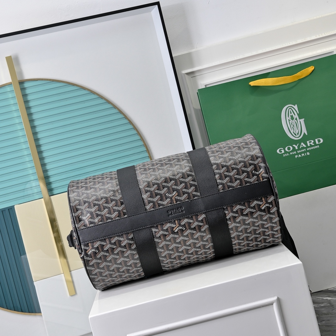 goyard 戈雅狗牙 barrel 40圆筒运动旅行袋这个新尺寸就不只是旅行袋的功能了
日常背也超适合,旅行袋的属性不会那么高它除了能手提和斜挎,旅行、通勤、运动健身都能用包身侧边还多了个手柄设计可以立起来变成一个圆筒!!!
尺寸:40*23*23