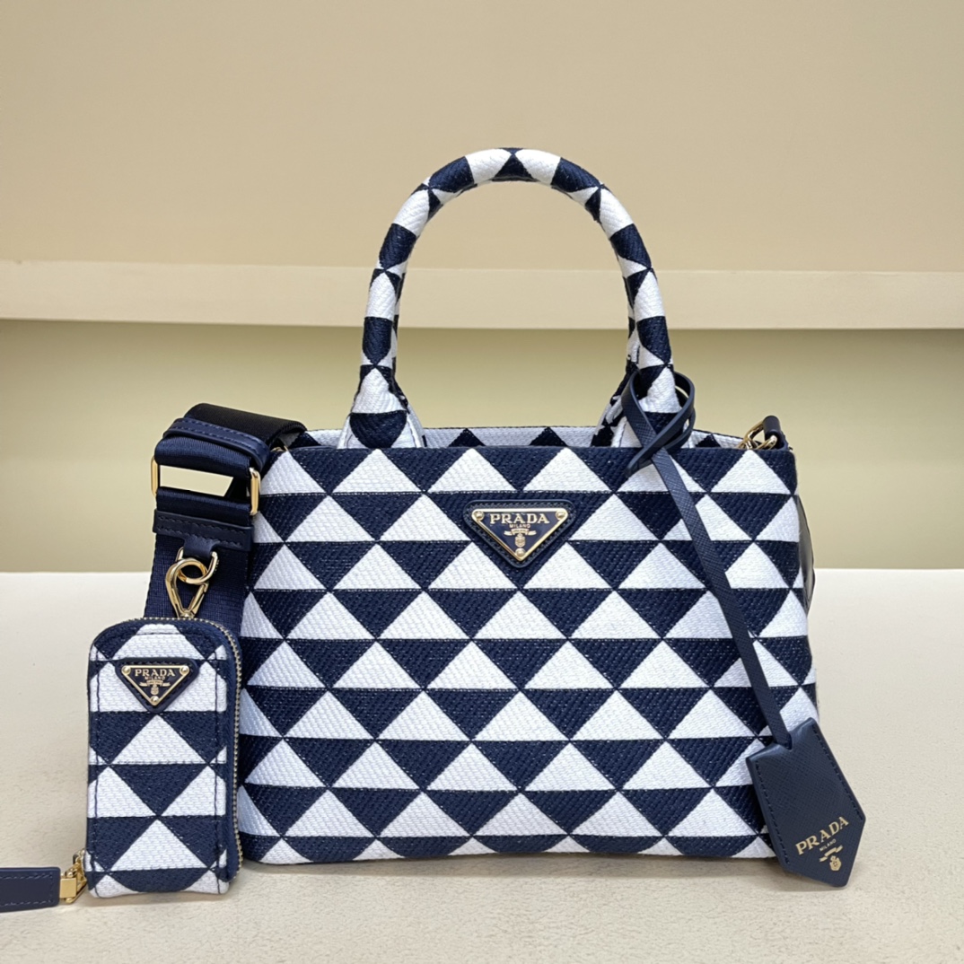 Prada original factory releases "Million Needle Embroidery Craft Pear Blossom Bag"