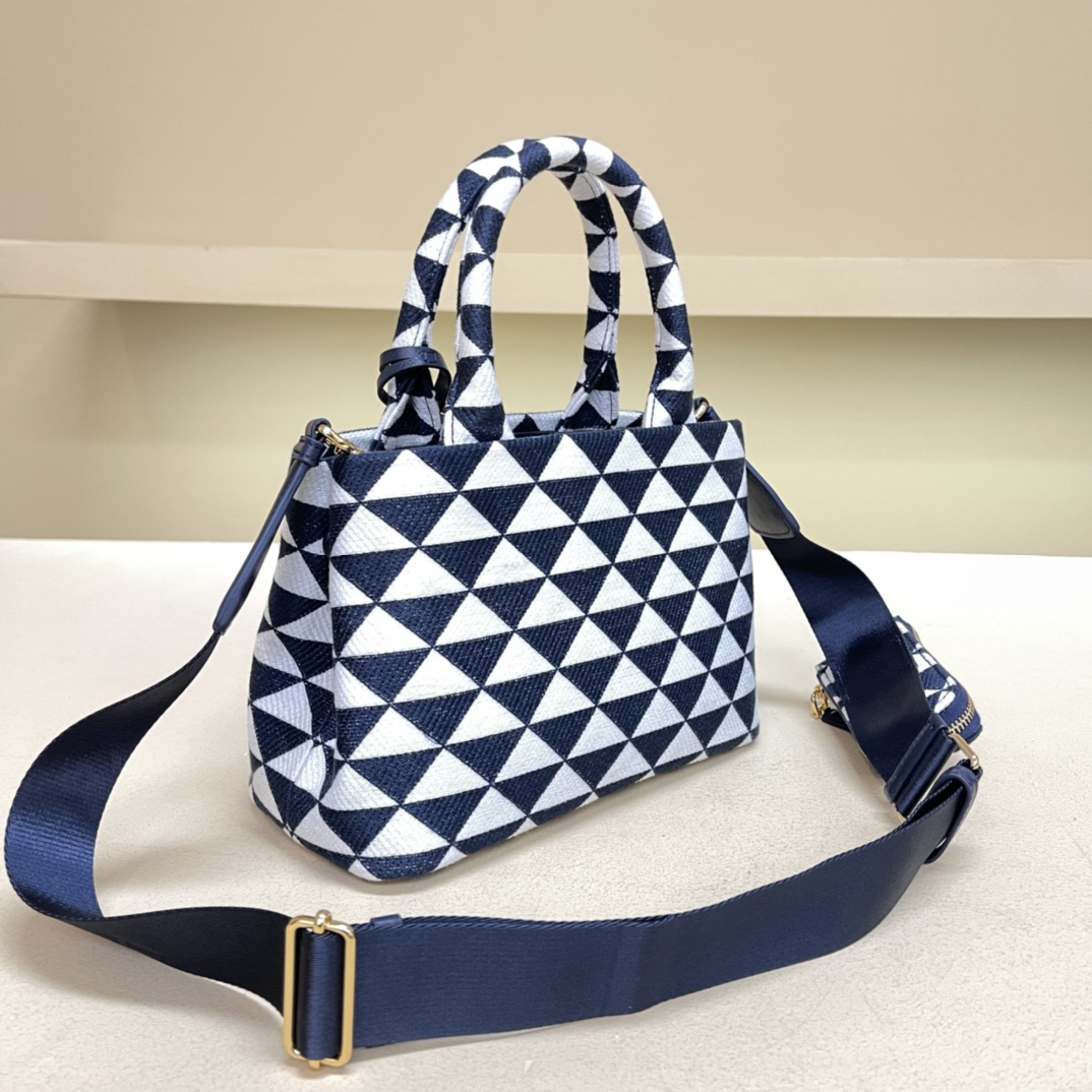 Prada original factory releases "Million Needle Embroidery Craft Pear Blossom Bag"