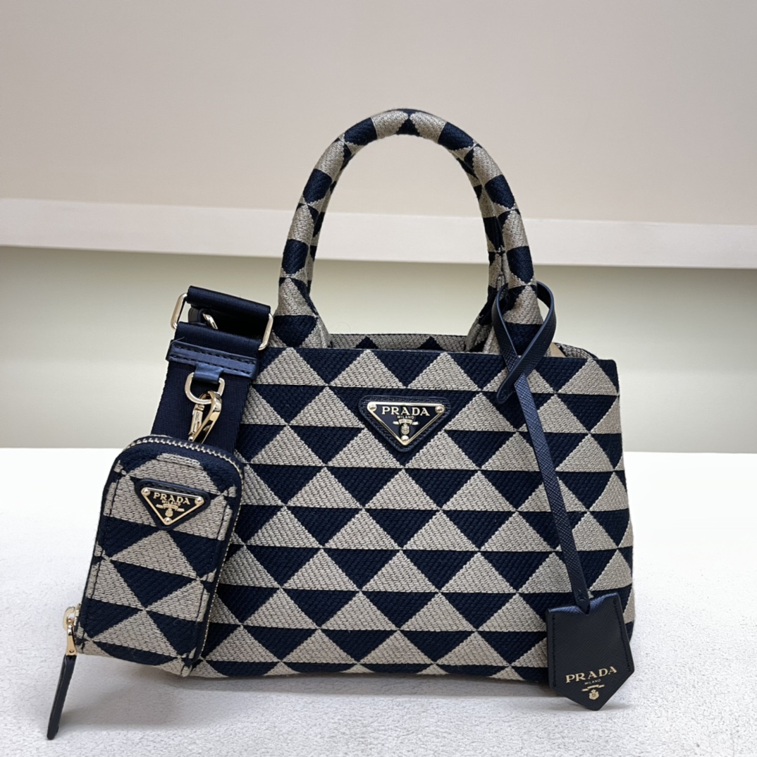 Prada original factory releases "Million Needle Embroidery Craft Pear Blossom Bag"