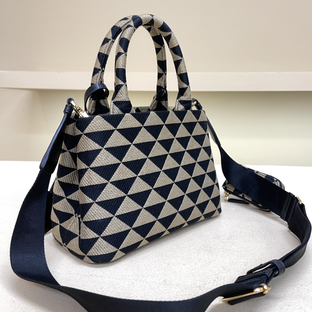Prada original factory releases "Million Needle Embroidery Craft Pear Blossom Bag"