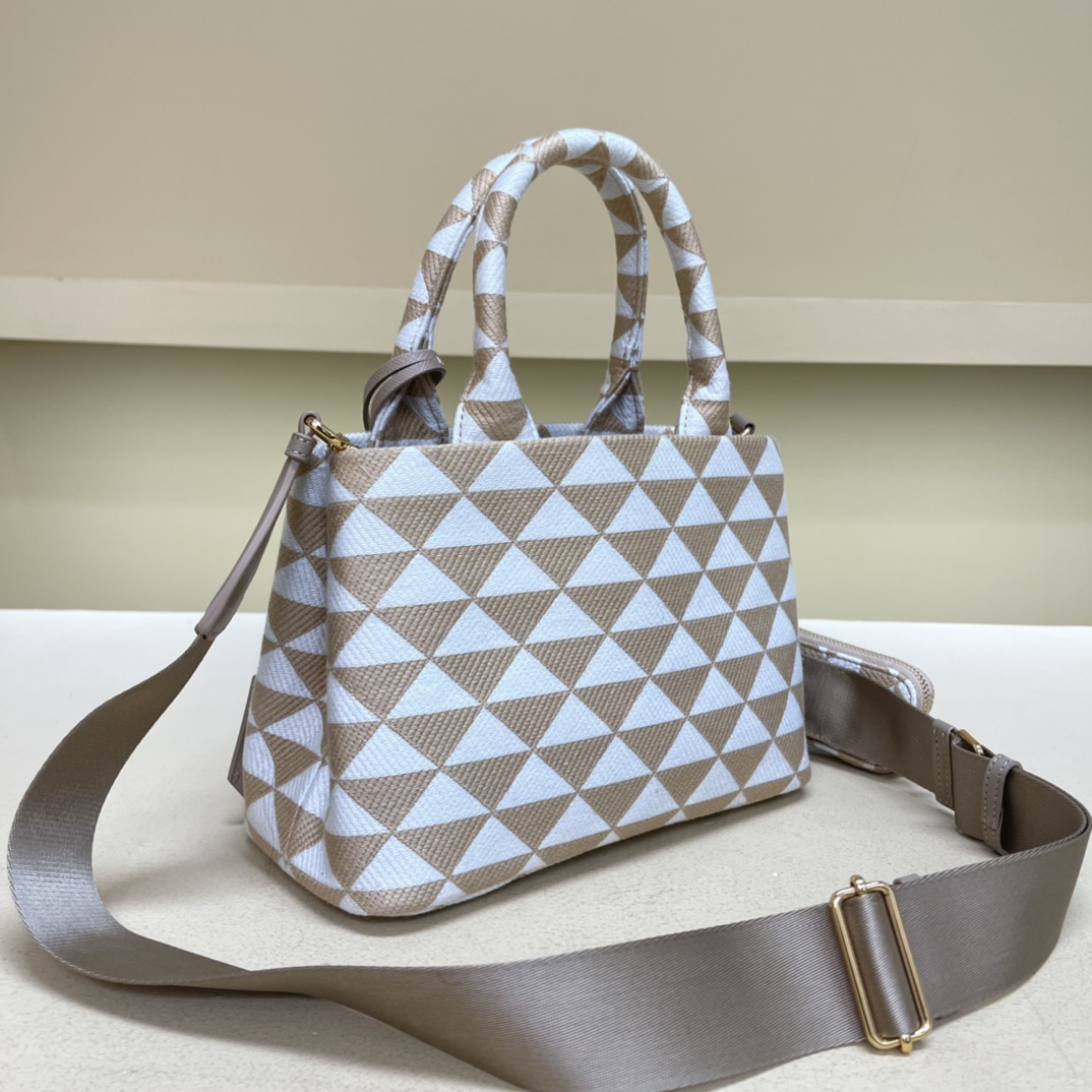 Prada original factory releases "Million Needle Embroidery Craft Pear Blossom Bag"