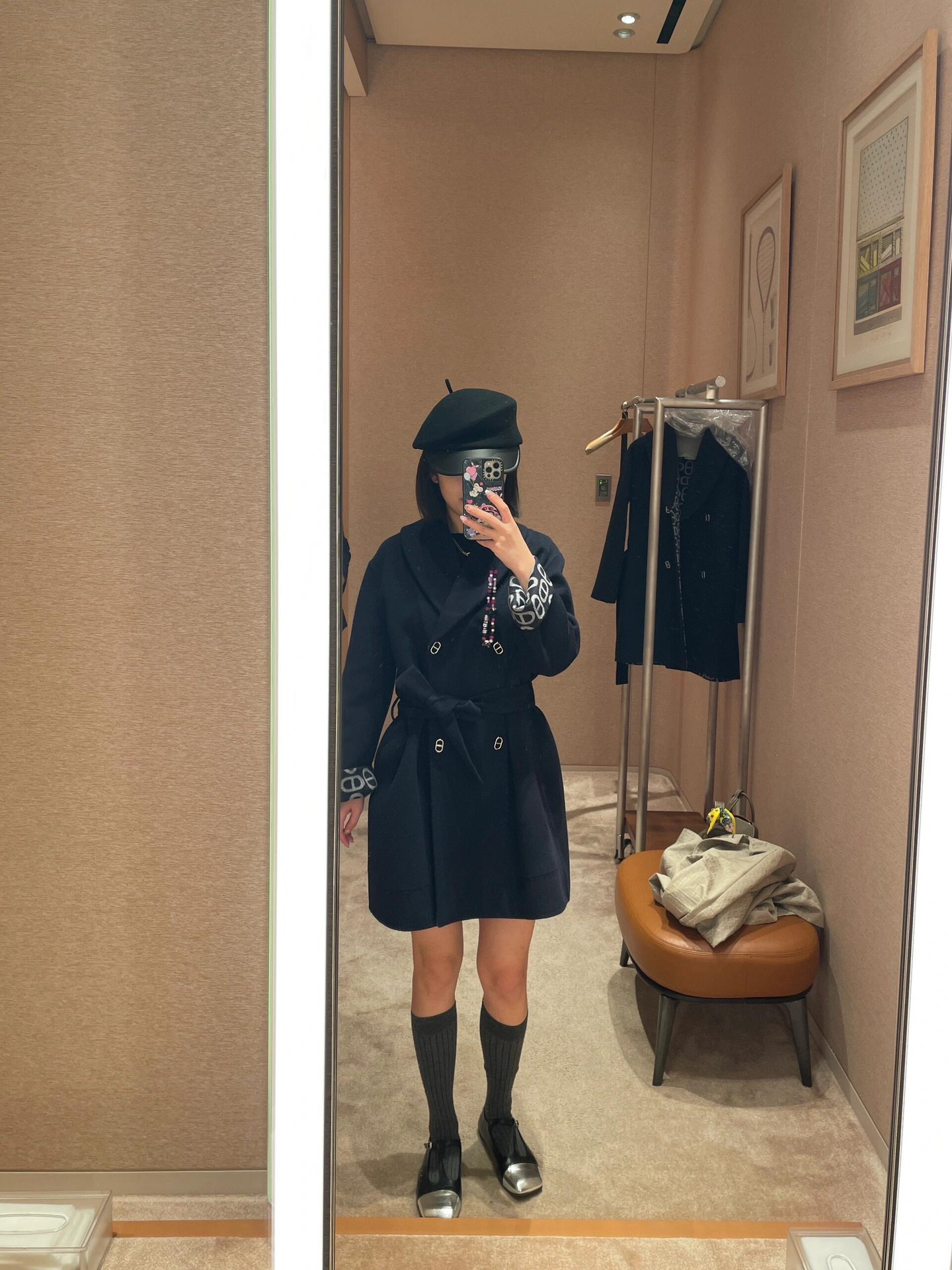 NO:297369,Herm* 24Fw autumn and winter new style pig nose button mid-length cashmere coat | Exclusive yb development!  High-end production!  Customized original fabric is crisp and stylish, elegant goddess-like outfit, the delicate texture of the cashmere coat feels soft and has a crisp feeling, high-end and atmospheric navy blue lapel double-breasted design, with a retro and fashionable, the particularly beautiful style is micro-A tailoring, which is very age-reducing and can be easily controlled by a small person. On sale in stock 36/38/40,,hermes,alexander wang19860909批 Herm* 24Fw秋冬新款 猪鼻扣中长款羊绒大衣丨独家yb开发！高版出品！采用定制原面料挺括有型 优雅女神气质穿搭 羊绒大衣细腻肌理感触感柔软 不失挺括感 高级大气的藏青色翻领双排扣设计 带有一种复古时髦 特别好看版型是微A剪裁很减龄小个子也能轻松驾驭 现货发售36/38/40,,hermes,alexander wang,Women's clothing