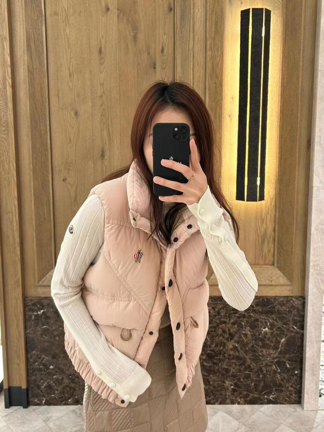 Moda
 Abbigliamento Giacca & Soprabito Gilet Bianco Ricamo Giù d'oca bianca Collezione Autunno/Inverno