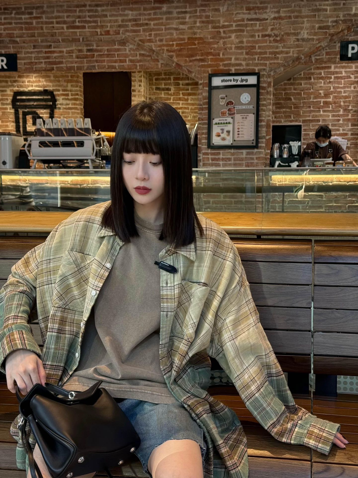 NO:297342,Batch R13 24Fw early autumn new style green gradient plaid long-sleeved shirt丨Exclusive yb development!  High-end production!  Liu Xin and Wang Yuan same style | Break the inherent rules, intertwined imagination, and embrace the bright early autumn with new colors. The plaid shirt with hanging collar design has been dyed and given the overall dreamy color whimsy, presenting a green gradient effect from light to dark. Highly recommended!  S/M/L, Shirts,alexander wang19860909批 R13 24Fw早秋新款 绿色渐变格纹长袖衬衫丨独家yb开发！高版出品！刘忻 王源同款 |打破固有规则,交织想象,以全新色彩拥抱明朗早秋.垂领设计的格纹衬衫经过度染色处理后,赋予整体梦幻的色彩奇思,呈现出由浅至深的绿色渐变效果. 强烈推荐！现货发售S/M/L,,shirts,alexander wang,Women's clothing