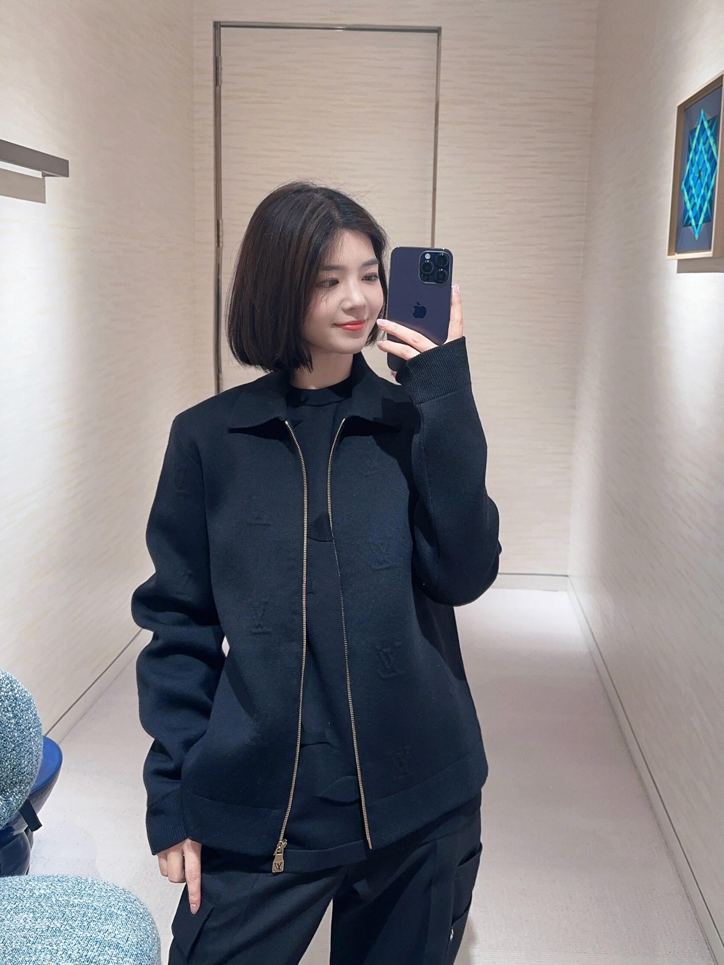 NO:608492,Louis Vuitto* 25fW new autumn and winter letter embossed pattern wool blended knitted zipper jacket | Exclusively developed by yb!  High quality production!  The upper body is simple yet fashionable. It looks good with any combination and is easy to control. The wear rate is super high. The yarn texture is amazing. The upper body shape is amazing [wow]. Regular version for daily wear ~ same style for men and women. Available in stock S/M/L, Louis Vuitton, jackets & coats, jackets & coats, alexander wang19860909Louis Vuitto* 25fW秋冬新款 字母浮雕图案羊毛混纺针织拉链夹克外套丨独家yb开发！高版出品！上身简单又不失时髦感 随意搭配都很好看轻松驾驭,实穿率超高纱线质感好到爆 上身版型绝绝子[哇]常规版型日常穿搭～男女同款 现货发售S/M/L,,louis vuitton,jackets & coats,jackets & coats,alexander wang,Women's clothing