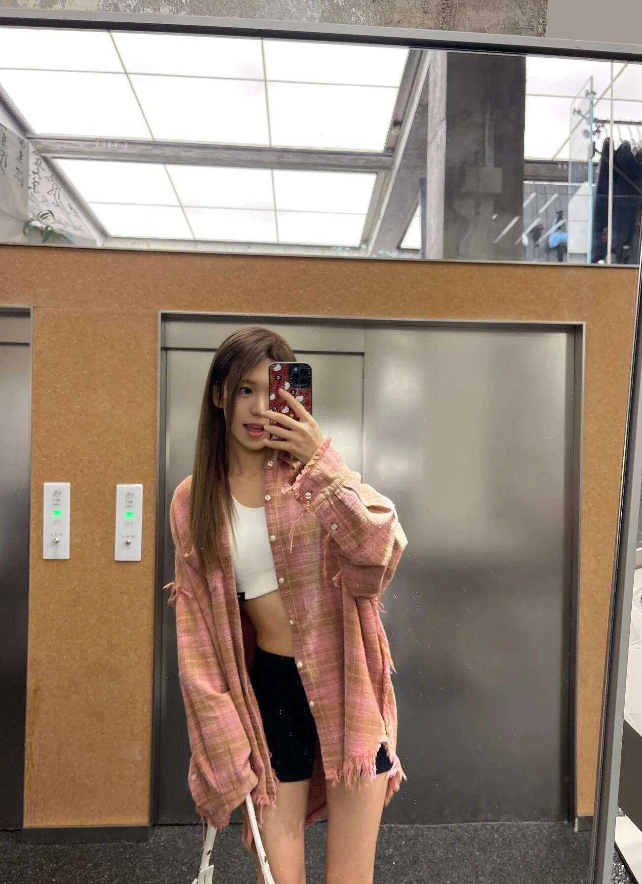 NO:314835,R13 24Fw autumn and winter new style commuting versatile Oversized personalized breasted design checked long-sleeved shirt丨Exclusive yb development!  High-end production!  The hem of the sleeves creates destructive details, adding layering to enhance the fashion sense of this shirt!  It is particularly time-consuming, whether it is time or craftsmanship!  The difficulty has increased several times!  The lazy OS style is very lazy~ I like this tone!  Super easy to wear!  S/M/L, versace,shirts,alexander wang19860909R13 24Fw秋冬新款 通勤百搭Oversized个性毛边设计格纹长袖衬衫丨独家yb开发！高版出品！ 袖子下摆做出破坏感细节,增加了层次感提升这款衬衫的时装感！特别的耗费时间,不管是时间还是工艺！难度都翻了几倍！慵慵懒懒的OS范儿～好喜欢这种调调！超好穿！现货发售S/M/L,,versace,shirts,alexander wang,Women's clothing