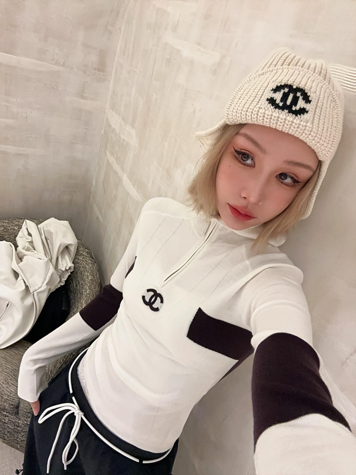 NO:314871,Crack Chane* 24N coco neige ski series color-blocking diamond buckle zipper knitted hooded sweater | Exclusive yb development!  High-end production!  It's really practical. Classic black and white patterns with a winter atmosphere, and the zippered hooded sweatshirt design is age-reducing and fashionable!  Imported wool yarn has a thick texture, and the positioning heavy industry hook edge inlay pattern decoration custom metal buckle accessories drill drilling and drilling is particularly flashing!  The whole piece is very textured!  Lightweight, warm and comfortable!  Just close your eyes and enter!  Pay attention to the difference between the market and see the picture version. S/M/L is available in stock, chanel, hoodie, sweatshirts, sweats, hats, alexander wang19860909批Chane* 24N coco neige滑雪系列 拼色钻扣拉链针织连帽毛衣丨独家yb开发！高版出品！真的非常实穿 有冬日氛围感的经典黑白图案,拉链连帽卫衣设计减龄又时髦！进口羊毛纱线质感厚实,定位重工勾边嵌花图案装饰定制金属扣配件钻钻特别闪！ 整件非常有质感！轻盈保暖舒适！闭眼入就对了！注意区别市面看图版本 现货发售S/M/L,,chanel,hoodie,sweatshirts,sweaters,hats,alexander wang,Women's clothing