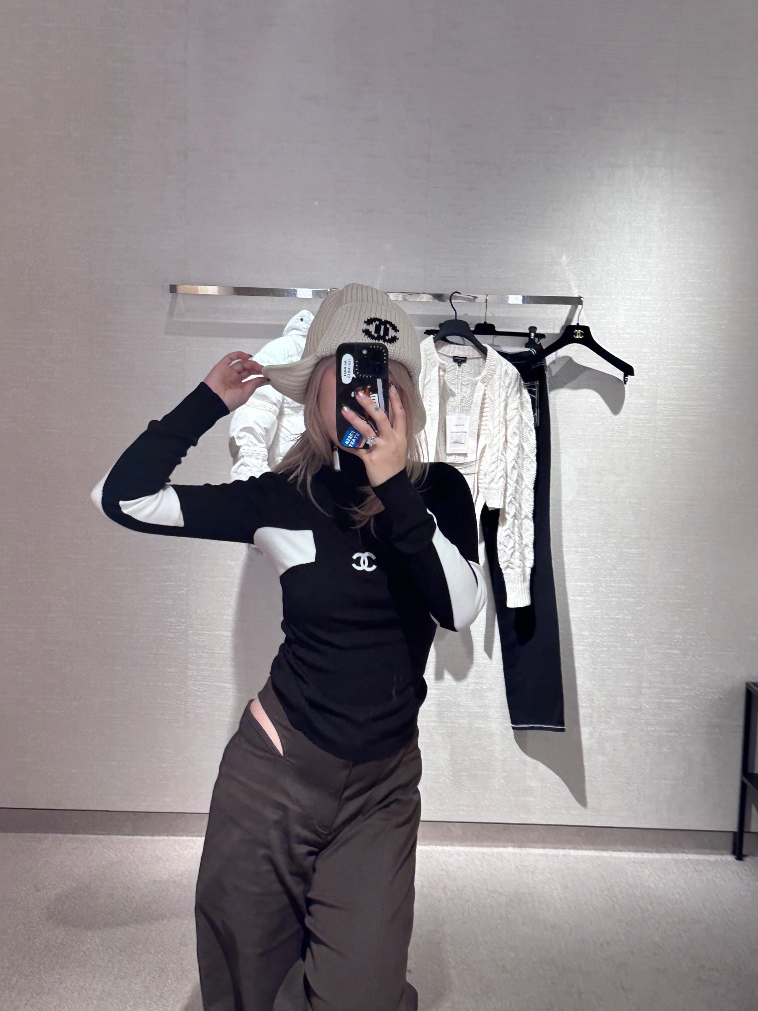 NO:308145,Crack Chane* 24N coco neige ski series color-blocking diamond buckle zipper knitted hooded sweater | Exclusive yb development!  High-end production!  It's really practical. Classic black and white patterns with a winter atmosphere, and the zippered hooded sweatshirt design is age-reducing and fashionable!  Imported wool yarn has a thick texture, and the positioning heavy industry hook edge inlay pattern decoration custom metal buckle accessories drill drilling and drilling is particularly flashing!  The whole piece is very textured!  Lightweight, warm and comfortable!  Just close your eyes and enter!  Pay attention to the difference between the market and see the picture version. S/M/L is available in stock, chanel, hoodie, sweatshirts, sweats, hats, alexander wang19860909批Chane* 24N coco neige滑雪系列 拼色钻扣拉链针织连帽毛衣丨独家yb开发！高版出品！真的非常实穿 有冬日氛围感的经典黑白图案,拉链连帽卫衣设计减龄又时髦！进口羊毛纱线质感厚实,定位重工勾边嵌花图案装饰定制金属扣配件钻钻特别闪！ 整件非常有质感！轻盈保暖舒适！闭眼入就对了！注意区别市面看图版本 现货发售S/M/L,,chanel,hoodie,sweatshirts,sweaters,hats,alexander wang,Women's clothing