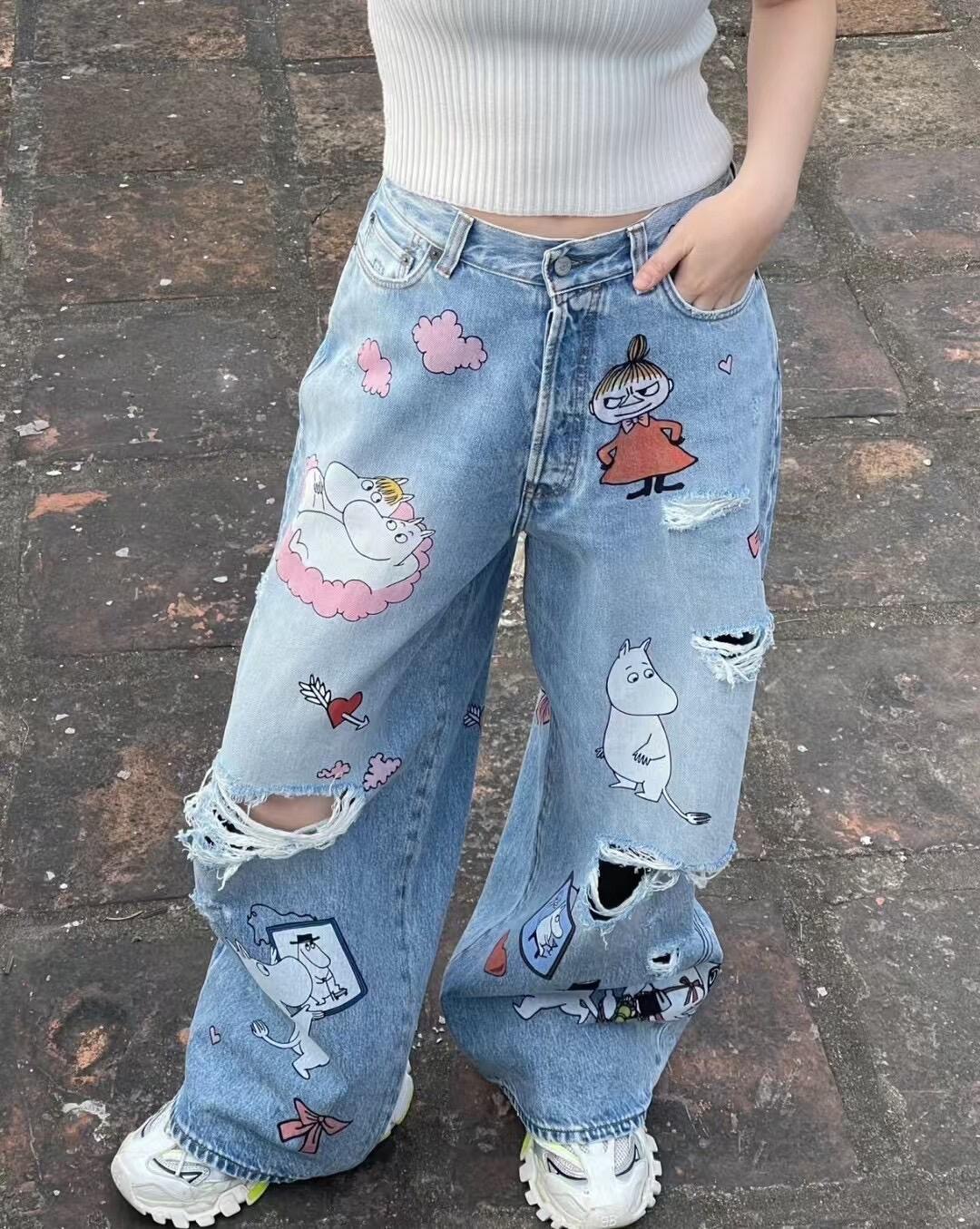 NO:314863,Acne Studio*s × Moom*n Co-branded new style, old washing water cartoon pattern jeans | Exclusive high-end production!  This one is really trendy on the upper body. It uses denim jeans fabric, cat whisker wash and spliced ​​leather back pocket, old retro American style. It can be worn all year round~ The upper body is super cool and handsome. It looks great with any item. Customized hardware accessories, full of texture~ On sale in stock 32/34/36,,acne studios, jeans, alexander wang19860909Acne Studi*s × Moom*n 联名系列新款 做旧洗水卡通图案牛仔裤丨独家高版出品！这款真的上身很潮 采用丹宁牛仔面料 猫须水洗拼接真皮后袋 做旧复古美式style 一年四季都可以穿~ 上身超酷帅的 搭配任何单品都很好看 定制五金配件,质感满满~现货发售32/34/36,,acne studios,jeans,alexander wang,Women's clothing