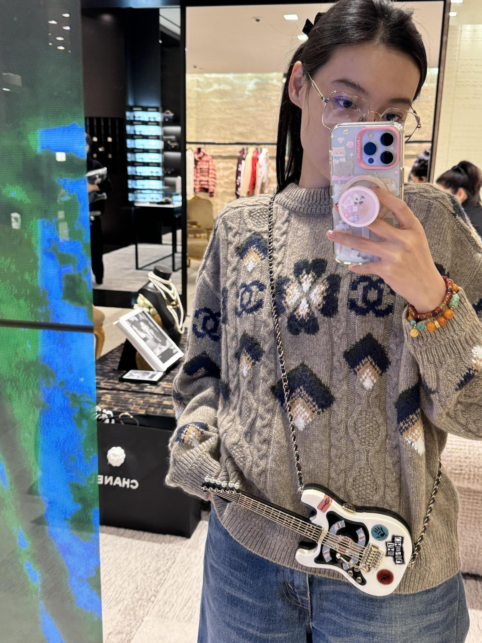 NO:296035,Crack Chan* 24Fw Autumn and Winter Ski Series New Four-Leaf Crocodile Love Twist Wool Sweater | Exclusive yb development!  High-end production!  Customized YB imported wool material, comfortable and soft texture, exquisite contrasting jacquard, texture and texture, elegant temperament, double C small accessories at the bottom corner, overall elegant and small details, regular turtleneck sweater cut, slim and fit on the upper body, full temperament ~ S/M/L, chanel, sweaters, alexander wang19860909批 Chan* 24Fw秋冬滑雪系列新款 四叶草爱心麻花羊毛针织衫丨独家yb开发！高版出品！定制YB进口羊毛材质 质感舒适柔软 精致撞色提花 肌理纹路呈现 成衣气质高雅 下角双C小配件 整体优雅有小细节 常规高领毛衣剪裁 上身显瘦合身 气质十足～现货发售S/M/L,,chanel,sweaters,alexander wang,Women's clothing