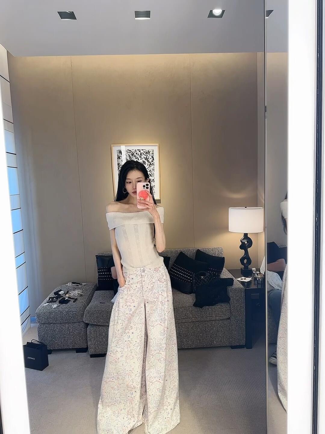 NO:311795,Category Chane* 25C ​​early spring new style colored graffiti small fish print straight wide-leg denim trousers丨Exclusive yb development!  High-end production!  The stylish must-have item is a loose wide-leg style. It is highly inclusive and can better modify the leg shape. It is suitable for girls of all figures. The upper body is a veritable customized leg fabric. The upper body is huge, comfortable, versatile and fashionable. It is almost unscrupulous and easy to match. It is both easy and casual in appearance and comfort!  Close your eyes and enter!  S/M/L, Chanel, alexander wang19860909批 Chane* 25C早春新款 彩色涂鸦小鱼印花直筒阔腿牛仔长裤丨独家yb开发！高版出品！时髦精必收单品宽松阔腿的版型 包容性大 可以更好的修饰腿型 适合各种身材的女孩 上身就是名副其实的腿精定制面料 上身巨舒服百搭又时髦 几乎不挑搭配 轻松随意颜值与舒适度双在线！闭眼入！现货发售S/M/L,,chanel,alexander wang,Women's clothing