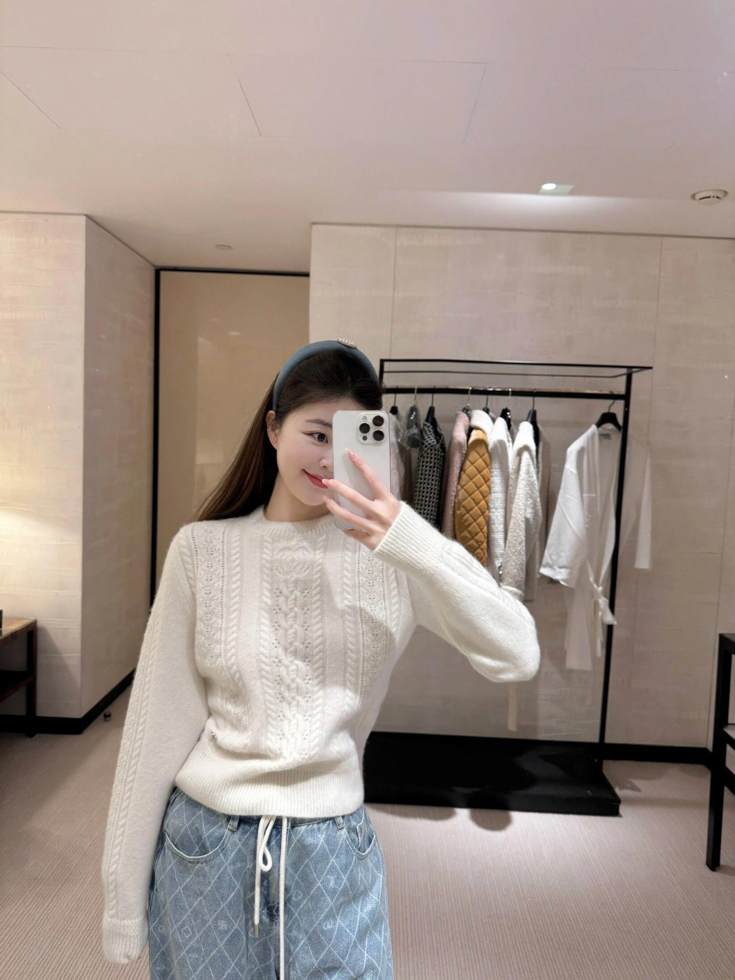 NO:314842,Chane* 24N ski season new style palace style lace long-sleeved twist sweater丨Exclusive yb development!  High-end production!  A simple big round neck makes you look slim and a classic design for twisted jacquard. This season's sweater is invincible and easy to match. Imported cashmere silk-blend fabric is soft, glutinous and thick, and has a full sense of luxury. Wear it alone and fit it inside, and it is very fashionable and generous. Don't look too good when paired with skirts and boots!  Don't miss the court style and elegant temperament of celebrities. S/M/L, chanel, boots, skirts, sweaters, real silk, alexander wang19860909Chane* 24N滑雪季新款 宫廷风花边长袖麻花毛衣丨独家yb开发！高版出品！简单的大圆领显瘦,麻花提花经典设计.这个季节毛衣无敌好搭,进口羊绒真丝混纺面料 软糯厚实 高级感拉满.单穿、内搭,个性十足时尚大方.搭配半裙长靴不要太好看！宫廷风、名媛气质优雅不要错过 现货发售S/M/L,,chanel,boots,skirts,sweaters,real silk,alexander wang,Women's clothing