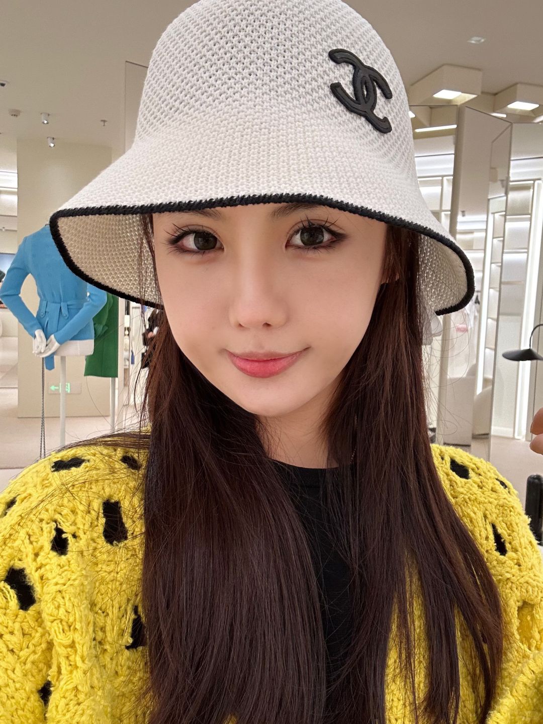 NO:295272,Batch Chane* 25C ​​early spring new model Cotton wool black and white knitted pot hat丨Exclusive high-end production!  Knitted basin hat style that fits the headline, skin-friendly and soft. Classic and versatile black and white color scheme is available. Double C hook pattern is exposed on the forehead to highlight the brand style. The edges and the general color are in contrast. Rich color layers. The dense needle is effective in preventing wind and cold. The style is casual and versatile. Wear it very small. One size (F), chanel, hats, alexander wang19860909批 Chane* 25C早春新款 棉毛黑白针织盆帽丨独家高版出品！贴合头部线条的针织盆帽版型 亲肤柔肤 经典百搭的黑白配色可选 额前露出双C钩花图案 彰显品牌格调 边缘与大体撞色包边 丰富色彩层次 密实排针有效防风御寒 风格休闲百搭 戴上超显脸小 均码（F）,,chanel,hats,alexander wang,Women's clothing