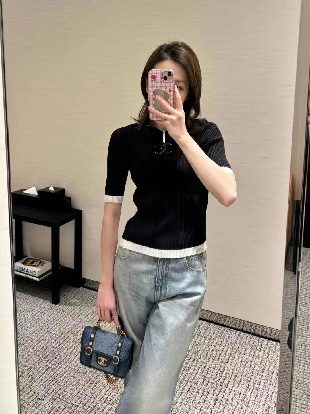 NO:314846,Chane* 25C ​​early spring new style black and white piping hooded mid-sleeved knitted top | Exclusive yb development!  High-end production!  No matter how you wear the simple tone, you won't make mistakes. The chest logo embellishes, atmospheric and soft, comfortable upper body, the fabric is slightly elastic and slim and slim. It is a versatile and not picky combination. Any item looks good and easy to grasp. It is casual and lazy and casual temperament. S/M/L is available in stock, chanel, hats, alexander wang19860909Chane* 25C早春新款 黑拼白滚边连帽中袖针织上衣丨独家yb开发！高版出品！简约调性怎么穿都不会出错 胸前logo点缀 大气柔软 上身舒适 面料微弹修身显瘦 属于百搭不挑人的一款搭配 任何单品都很好看 轻松拿捏 随性慵懒休闲气质 现货发售S/M/L,,chanel,hats,alexander wang,Women's clothing