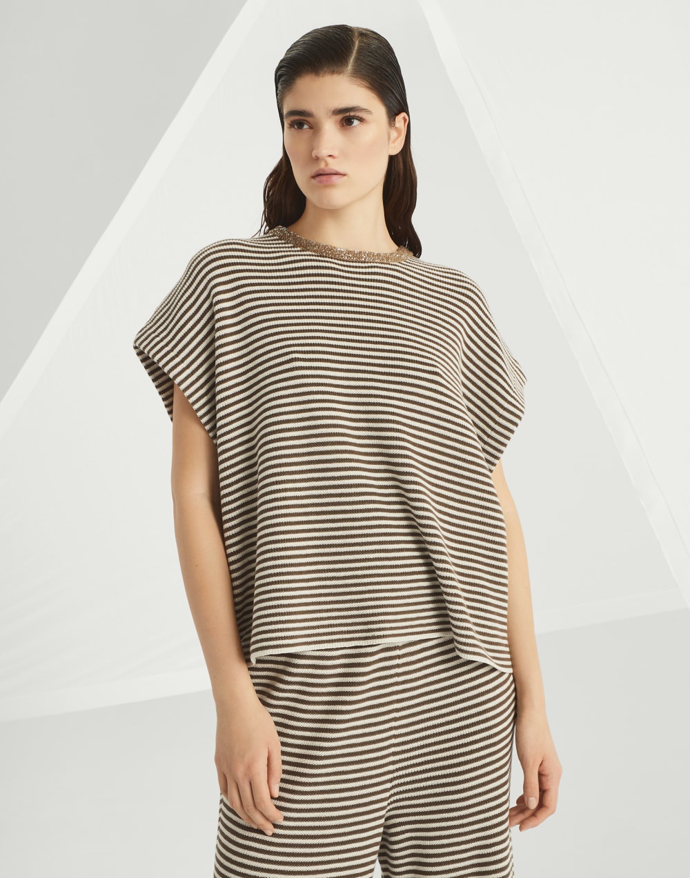 NO:309240,Brunello cucin*lli 25Ss early spring new style shining collar striped knitted T-shirt | Exclusive yb development! High-end production! The stripes full of summer charm enhance the casual style of this cotton knitted T-shirt. The reflected light of the sequins embellishes the round neckline, giving the clothes a delicate softness. The shoulder-falling and loose design enhances the comfort of wearing. S/M/L is available in stock, brunello cucinelli,tees, t-shirt, alexander wang19860909批Brunello cucin*lli 25Ss早春新款 闪耀衣领镶边条纹针织T恤丨独家yb开发！高版出品！充滿夏日韵味的条纹提升了这款棉针织 T 恤的休闲风格.亮片的反射光点缀在圆领口,赋予衣服一抹考究的柔美.而落肩、宽松的设计则增强了穿着的舒适感.现货发售S/M/L,,brunello cucinelli,tees，t-shirt,alexander wang,Women's clothing
