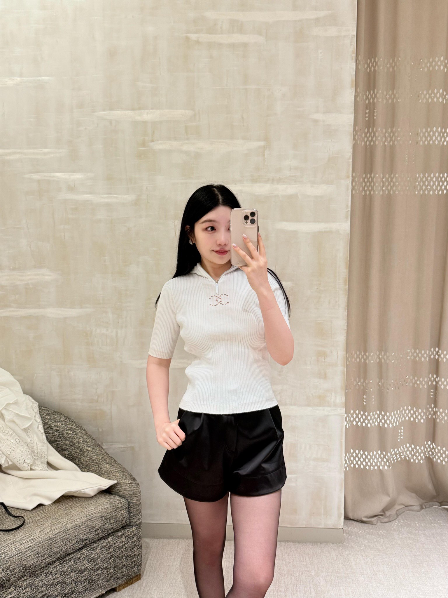 NO:298383,Crack Chane* 25C ​​early spring new style black and white piping hooded mid-sleeved knitted top | Exclusive yb development!  High-end production!  No matter how you wear the simple tone, you won't make mistakes. The chest logo embellishes, atmospheric and soft, comfortable upper body, the fabric is slightly elastic and slim and slim. It is a versatile and not picky combination. Any item looks good and easy to grasp. It is casual and lazy and casual temperament. S/M/L is available in stock, chanel, hats, alexander wang19860909批 Chane* 25C早春新款 黑拼白滚边连帽中袖针织上衣丨独家yb开发！高版出品！简约调性怎么穿都不会出错 胸前logo点缀 大气柔软 上身舒适 面料微弹修身显瘦 属于百搭不挑人的一款搭配 任何单品都很好看 轻松拿捏 随性慵懒休闲气质 现货发售S/M/L,,chanel,hats,alexander wang,Women's clothing