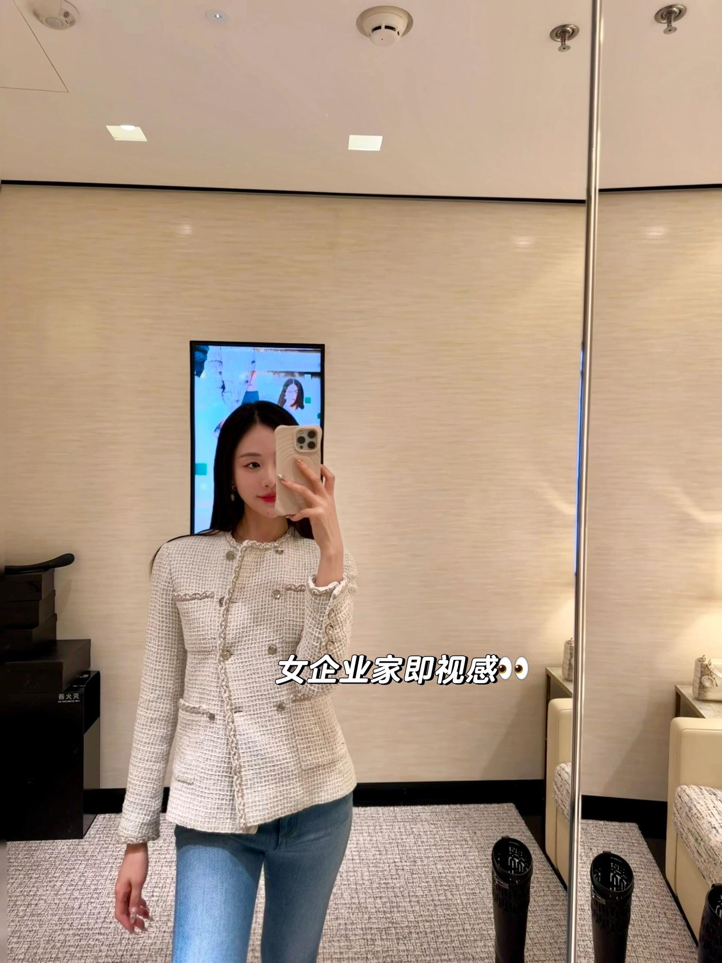 NO:298368,Category Chane* 24Fw autumn and winter new style plaid tweed dress jacket | Exclusive yb development!  High-end production!  Custom imported wool material, obvious texture, high-quality texture, thick wool fabric shapes a small fragrance style, chest pockets and collar laces, all with wavy hand-woven edge-banding decoration, the overall gray and white plaid is decorated with double rows of double C silver round buckles, retro and elegant without dullness, ready-to-wear braid elements are luxurious and charming, showing the style of high-end socialites, regular tailoring and fashionable, easy to control when attending formal occasions and daily commuting, on-site S/M/L, chanel, jackets & coats, alexander wang19860909批 Chane* 24Fw秋冬新款 格纹粗花呢洋装外套丨独家yb开发！高版出品！定制进口羊毛呢材质 肌理明显 质感上乘 粗花毛呢面料塑造小香风典范 胸前口袋及领襟 均有波浪形手工编织捆边装饰 整体灰白格纹相间 饰以双排双C银质圆扣 复古雅致而无沉闷感 成衣编织元素奢华迷人 尽显高级名媛风格 常规剪裁气质时髦 出席正式场合和日常通勤都轻松驾驭 现货发售 S/M/L,,chanel,jackets & coats,alexander wang,Women's clothing