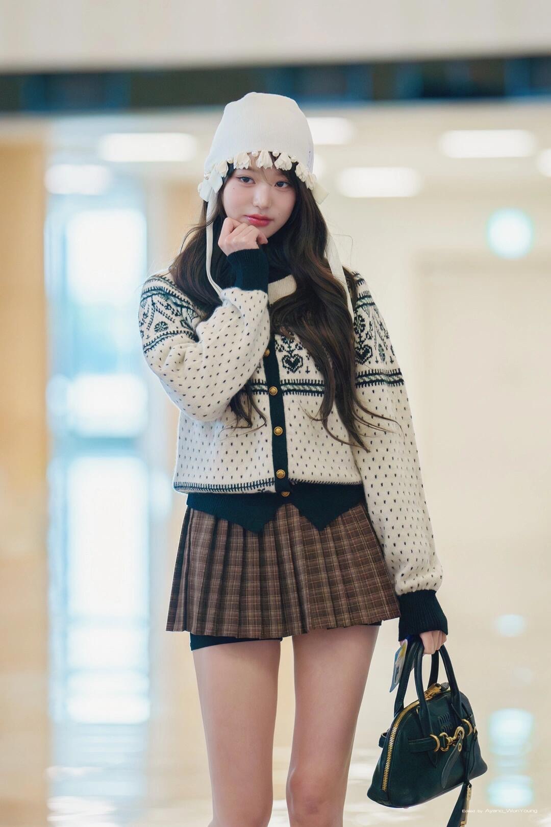 NO:294587,Batch Kha*te 24Fw autumn and winter new style Nostalgic cedar white turtleneck Fair Island knitted cardigan | Exclusive yb development!  High-end production!  The top length of the dress will never be outdated and just right, with a very inclusive and versatile style!  It's really hard not to make people feel moved~ Whether it is single or layered, it is YYDS customized yarn. The texture is excellent, the comfort and close-fitting are all intimate. Details are online. Sisters, just feel at ease!  S/M/L, alexander wang19860909批 Kha*te 24Fw秋冬新款 怀旧雪松白小高领费尔岛针织开衫丨独家yb开发！高版出品！永远不会过时恰到好处的衣长上身包容性超强 百搭版型绝绝子！真的很难不让人心动啊～无论单穿还是叠穿都是YYDS定制纱线 质感超赞 舒适感贴身穿着都 细节在线 姐妹们 放心入就对了！现货发售S/M/L,,alexander wang,Women's clothing