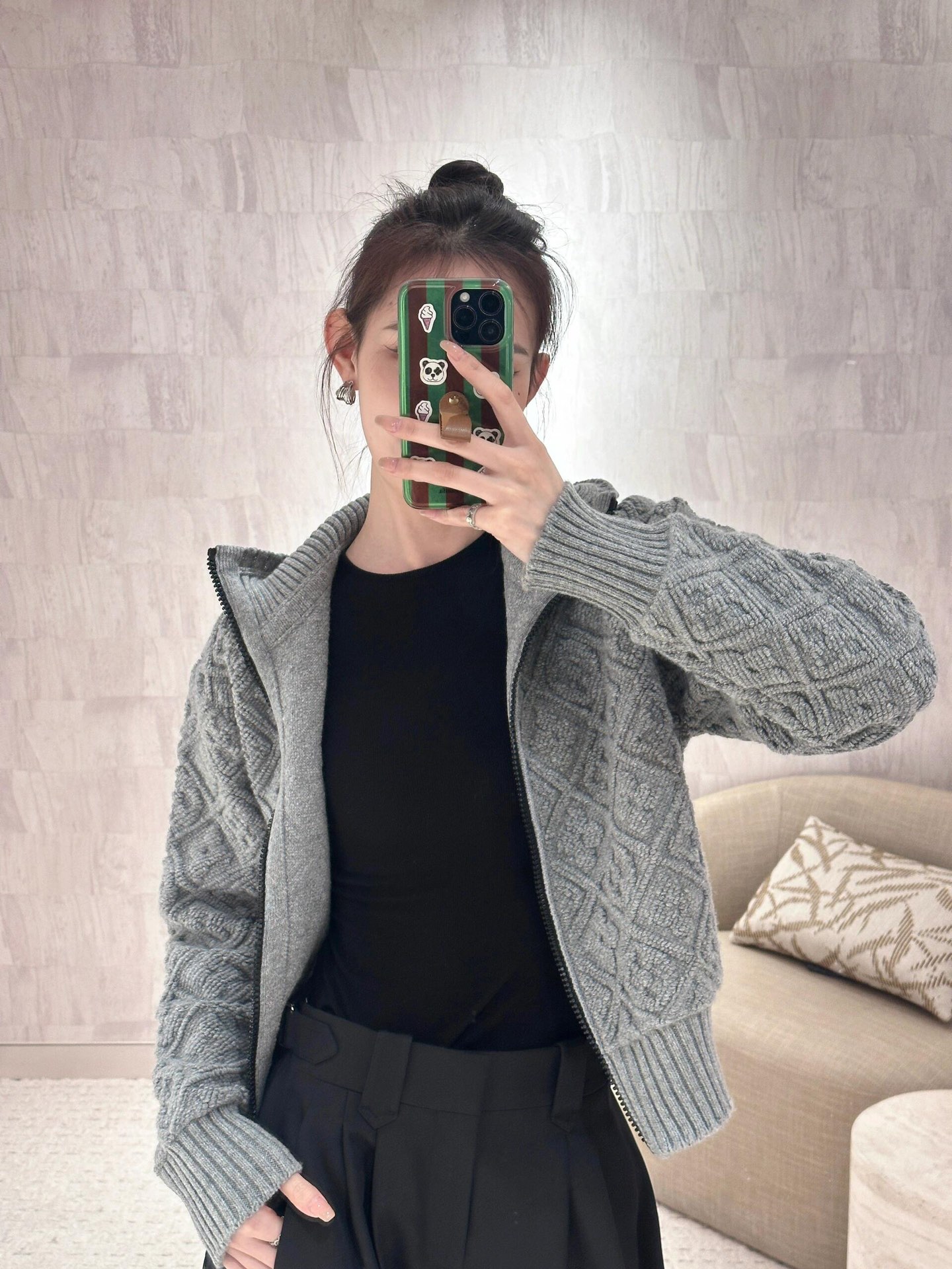 NO:294583,Batch Louis Vuit*on 24Fw Autumn and Winter New Ski Ski Series Diamond Jacquard Lapel Cardigan Jacket | Exclusive yb development!  High-end production!  Customized YB cashmere wool knitted material, comfortable and warm, high-quality texture, lapel zipper knitted jacket style, neckline pit strip design, elegant and intellectual, ready-to-wear cuffs are narrowed with knitted threads, the overall shape is high-end and crisp, large body three-dimensional plush texture four-leaf clover diamond-shaped checkered decoration, with details of leather marks in the same color, creating a brand-exclusive luxurious style, adding a sense of styling to conventional and versatile styles, and fashionable and high-end outfits!  S/M/L, louis vuitton, jackets & coats, alexander wang19860909批 Louis Vuit*on 24Fw秋冬新款 Ski滑雪系列菱格提花翻领开衫外套丨独家yb开发！高版出品！ 定制YB羊绒羊毛针织材质 舒适保暖 质感上乘 翻领拉链针织外套版型 领口坑条设计优雅知性 成衣袖口以针织螺纹包边收窄 整体造型高级挺括 大身立体毛绒质感四叶草菱形格纹装饰 配上同色系皮标细节 打造品牌专属华贵风 为常规百搭款式增添造型感 穿搭洋气高级！现货发售S/M/L,,louis vuitton,jackets & coats,alexander wang,Women's clothing