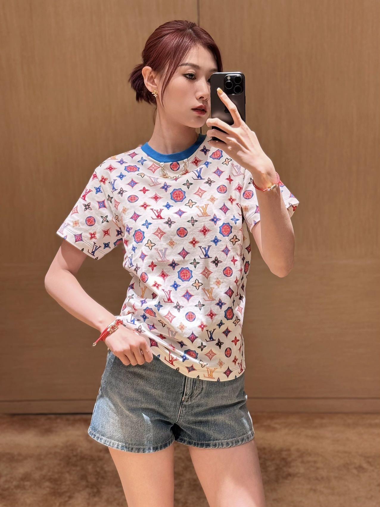 NO:297728,Batch Louis Vuitto* 25Ss Early Spring New Four-leaf Crocodile Printed Chain Round Neck Short Sleeve T-shirt | Exclusive high-end production!  Customized YB imported twill cotton material, breathable and comfortable, collar thread contrasting color edging treatment, paired with metal letter chain decoration to add layering, full-print colorful letter logo and four-leaf clover element pattern embellishment, highlight the brand tone, surface auxiliary material development, regular short-sleeved T-shirt tailoring, inclusive and slimming, single-wear inner wear, brilliant and fashionable, spot-on S/M/L,,louis vuitton, T-shirt,tees, t-shirt,alexander wang19860909批 Louis Vuitto* 25Ss早春新款 四叶草印花链条圆领短袖T恤丨独家高版出品！定制YB进口斜纹全棉材质 透气弹力舒适 领口螺纹撞色包边处理 搭配金属字母链条装饰 增添造型层次感 满印彩色字母徽标和四叶草元素图案点缀 彰显品牌调性 面辅料开发 常规短袖T恤剪裁 穿搭包容显瘦 单穿内搭都出彩时髦 现货发售S/M/L,,louis vuitton,T-shirt,tees，t-shirt,alexander wang,Women's clothing