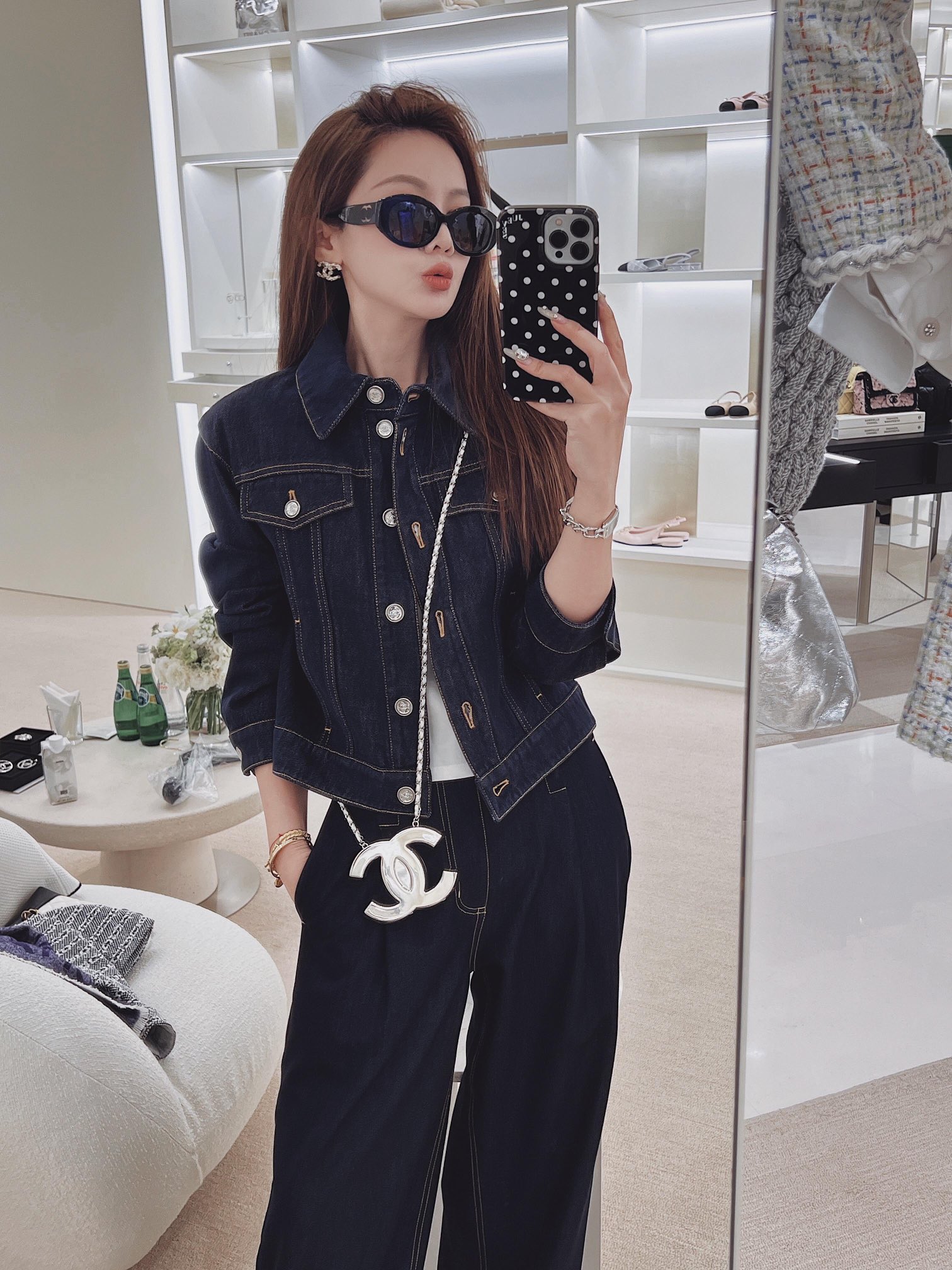 NO:316722,A new Chan*25c early spring style, native blue short denim jacket | Exclusive high-end production!  The classic small lapel design is high-end and fashionable!  The temperament and celebrity style can be sweet or salty!  Customized coco silver coin hardware buckles are beautiful!  Enzyme washing and washing process!  Fashionable and high-end tone!  White and rich beauty must-have items. Workmanship quality depends on the details. S/M/L is available in stock, chanel, jackets & coats, jackets & coats, alexander wang19860909批 Chan*25c早春新款 原生蓝短款牛仔夹克外套丨独家高版出品！经典小翻领设计H版型高级又时髦！气质名媛风可甜可盐！定制coco银币五金扣绝美！酵素洗水洗水工艺！时髦又高级的调调！白富美必入单品.做工品质看细节.现货发售S/M/L,,chanel,jackets & coats,jackets & coats,alexander wang,Women's clothing