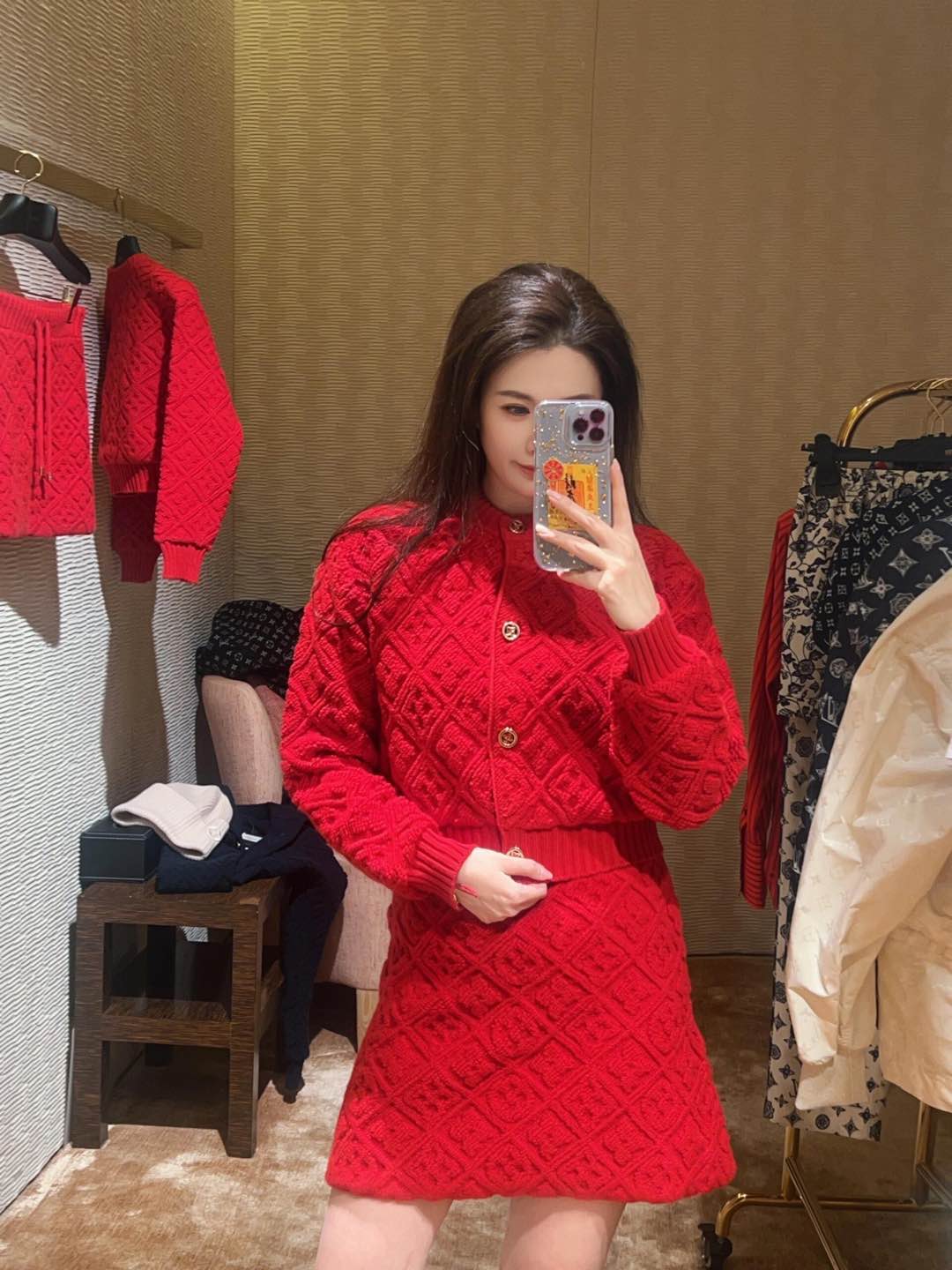 NO:314875,Louis Vuitto* 24Fw autumn and winter new model MONOGRAM jacquard set with a New Year atmosphere | Exclusive high-end production!  A short cardigan with a miniskirt is beautiful!  Metal buckle decoration can be sweet or salty girl!  The quality of imported wool yarn is excellent!  Swiss machine positioning three-dimensional weaving pattern is super beautiful. White, rich and beautiful must be included!  Luxury high-end items. S/M/L, louis vuitton, skirts, alexander wang19860909Louis Vuitto* 24Fw秋冬新款 超有新年氛氛围的MONOGRAM提花套装丨独家高版出品！短款小开衫搭配超短裙一套上身绝美！金属扣装饰可甜可盐气质少女！进口羊毛纱线质量超赞！瑞士机定位立体编织图案超美.白富美必入！奢华高级单品.现货发售S/M/L,,louis vuitton,skirts,alexander wang,Women's clothing