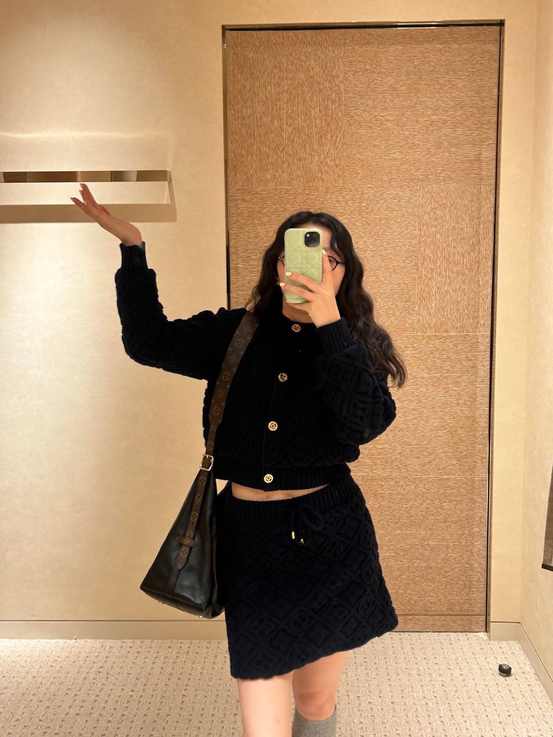 NO:314872,Louis Vuitto* 24Fw autumn and winter new model MONOGRAM jacquard set with a New Year atmosphere | Exclusive high-end production!  A short cardigan with a miniskirt is beautiful!  Metal buckle decoration can be sweet or salty girl!  The quality of imported wool yarn is excellent!  Swiss machine positioning three-dimensional weaving pattern is super beautiful. White, rich and beautiful must be included!  Luxury high-end items. S/M/L, louis vuitton, skirts, alexander wang19860909Louis Vuitto* 24Fw秋冬新款 超有新年氛氛围的MONOGRAM提花套装丨独家高版出品！短款小开衫搭配超短裙一套上身绝美！金属扣装饰可甜可盐气质少女！进口羊毛纱线质量超赞！瑞士机定位立体编织图案超美.白富美必入！奢华高级单品.现货发售S/M/L,,louis vuitton,skirts,alexander wang,Women's clothing