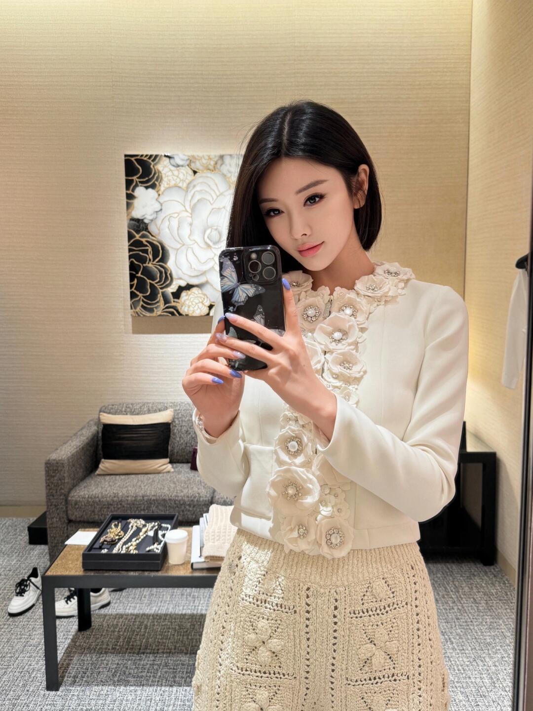 NO:294673,Category Chan* 25C ​​early spring vacation new style handmade flower jacket丨Exclusive yb development!  High-end production!  The ultra-round neckline is short, with a hand-made beaded three-dimensional camellia flower decoration with a collar and front closure. The petals are first made by hand, and then sewed crystal flash diamonds one by one to fix them on the body of the clothes, a huge heavy industry!  The front yb development flash diamond logo zipper tilt is excellent, the details are excellent!  Elegant socialites must have S/M/L, Chanel, Jackets & coats, alexander wang19860909批 Chan* 25C早春度假新款 手工花朵外套丨独家yb开发！高版出品！超正圆领小短款,领子和前襟纯手工定制的钉珠立体山茶花花朵装饰,先手工制作花瓣,再一颗一颗的缝制水晶闪钻固定在衣身上,一件巨巨巨重工！正面yb开发闪钻logo拉链开襟,细节超级赞！优雅名媛必备 现货发售S/M/L,,chanel,jackets & coats,alexander wang,Women's clothing