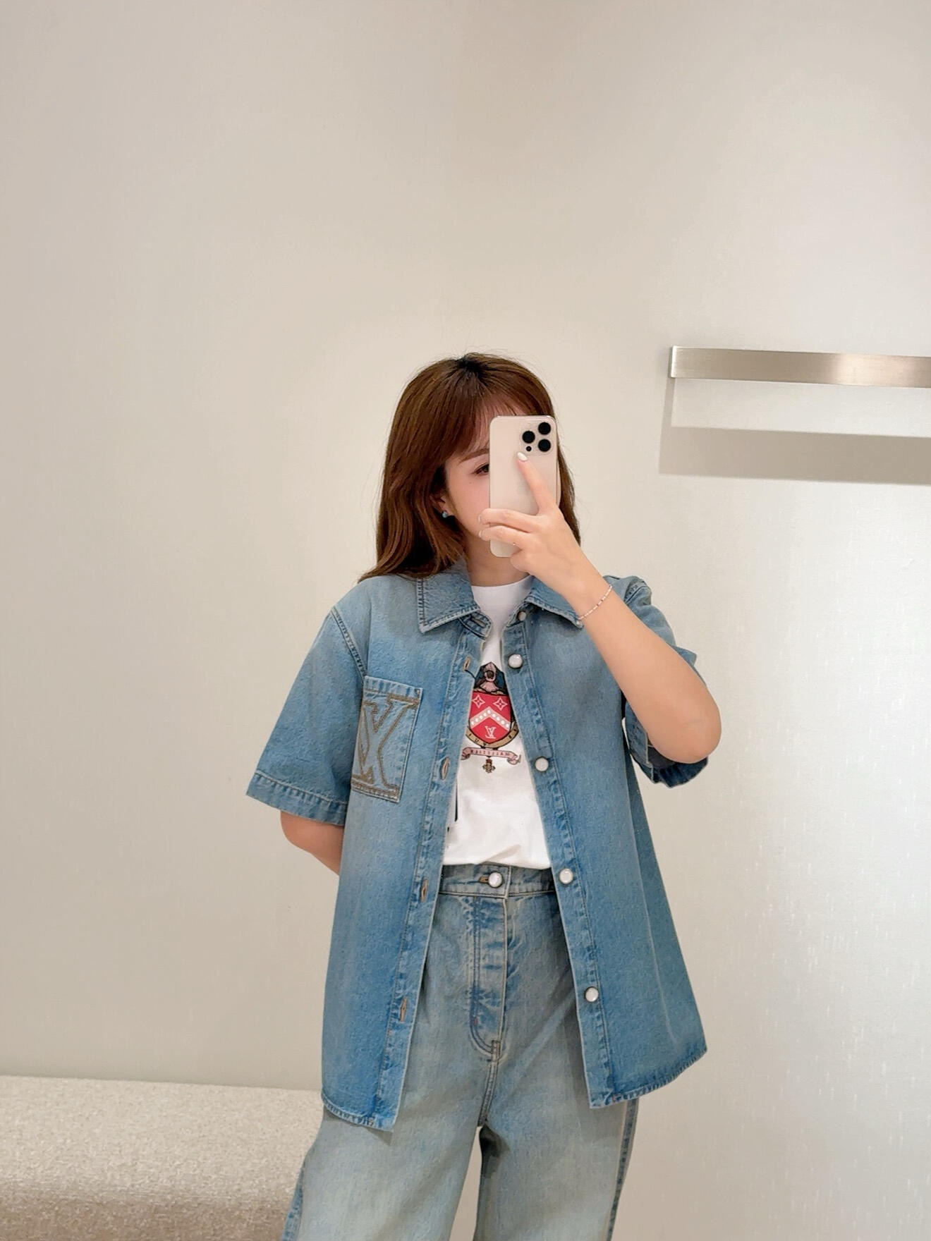 NO:296036,Louis Vuitto* 25Ss early spring new style pocket letter embroidered short-sleeved denim shirt丨Exclusive high-end production!  Regular lapel short-sleeved denim top cut, the plaid design can be worn alone or as a coat layered, multiple enzyme wash, let the color show a natural color texture, more retro and fashionable, the chest pocket decoration is sewn with embroidered logo, echoing the leather logo on the back neckline, highlighting brand value and design style, evergreen denim items, perfect for matching, same style for men and women, on-site S/M/L,,louis vuitton,jackets & coats,shirts,T-shirt,alexander wang19860909批Louis Vuitto* 25Ss早春新款 口袋字母刺绣短袖牛仔衬衫丨独家高版出品！常规翻领短袖牛仔上衣剪裁 开襟设计可单穿或作外套叠穿 多重酵素水洗 让颜色呈现自然擦色质感 更显复古时尚 胸前口袋装饰缝制刺绣徽标 与后领口皮标呼应 突出品牌价值和设计格调 常青牛仔单品 随意搭配都完美 男女同款 现货发售S/M/L,,louis vuitton,jackets & coats,shirts,T-shirt,alexander wang,Women's clothing