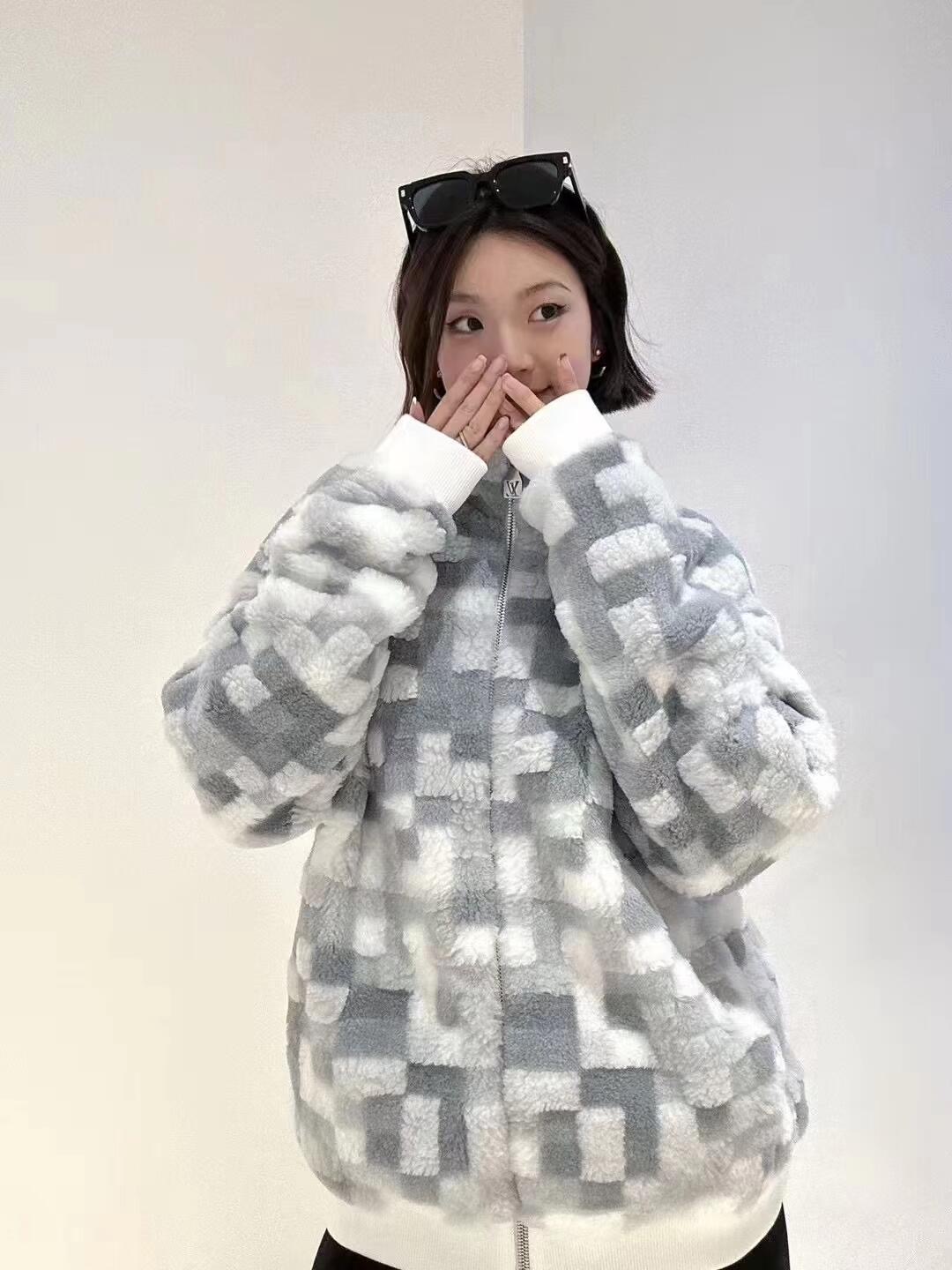 NO:296045,Batch Louis Vuitto* 24Fw autumn and winter new style coquettish lapel zipper jacket | Exclusive yb development!  High-end production!  YB custom mosaic ribbed splicing!  Environmentally friendly artificial wool, custom jacquard lining!  The temperament of a young girl is handsome and fashionable!  Classic jackets are versatile and not picky. The workmanship quality depends on the details. The same style as men and women. S/M/L, louis vuitton, chrome hearts, jackets & coats, jackets & coats, alexander wang19860909批 Louis Vuitto* 24Fw秋冬新款 可可爱爱的羊羔绒翻领拉链夹克外套丨独家yb开发！高版出品！YB定制马赛克罗纹拼接！环保人造毛,定制提花里衬！减龄少女气质帅气又时髦！经典夹克百搭不挑人.做工品质看细节.男女同款 现货发售S/M/L,,louis vuitton,chrome hearts,jackets & coats,jackets & coats,alexander wang,Women's clothing