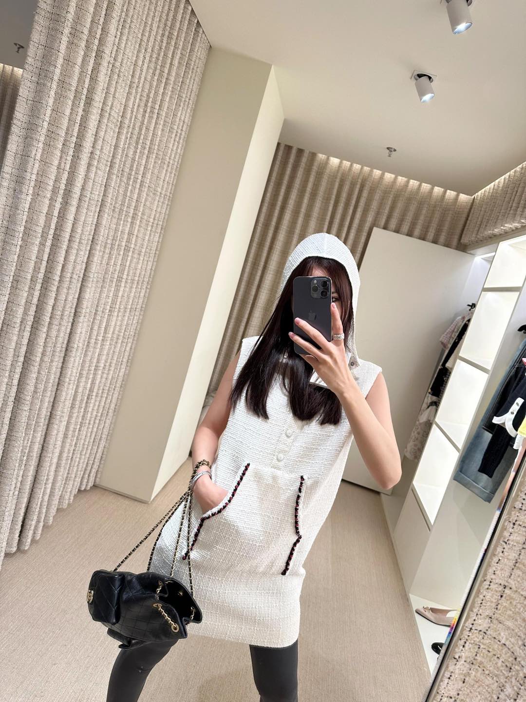 NO:295460,Category Chane* 25c early spring new hooded sleeveless rough-spoken dress丨Exclusive high-end production!  Imported coarse wool woolen material, comfortable and stylish, high-quality texture, hooded sleeveless vest skirt, neckline surrounded by black and white knitted edge-bound button design, front side pocket with contract edge-bound decoration, high-end coordination style, elegant temperament, straight-tube style, wear to accommodate body shape, slim and fashionable, luxurious braided texture, layered sweaters in autumn and winter, single wear in spring and summer, workmanship quality depends on details!  S/M/L, Chanel, skirts, sweaters, hats, alexander wang19860909批 Chane* 25c早春新款 连帽无袖粗纺连衣裙丨独家高版出品！进口粗纺羊毛呢材质 舒适有型 质感上乘 连帽无袖背心裙 领口环绕黑白编织捆边半开襟钮扣设计 配合同款捆边装饰的前侧插兜 风格高级协调 气质优雅 直筒版型 穿搭包容身形 显瘦时髦 编织纹理奢华倍增 秋冬叠穿毛衣 春夏单穿 做工品质看细节！现货发售 S/M/L,,chanel,skirts,sweaters,hats,alexander wang,Women's clothing