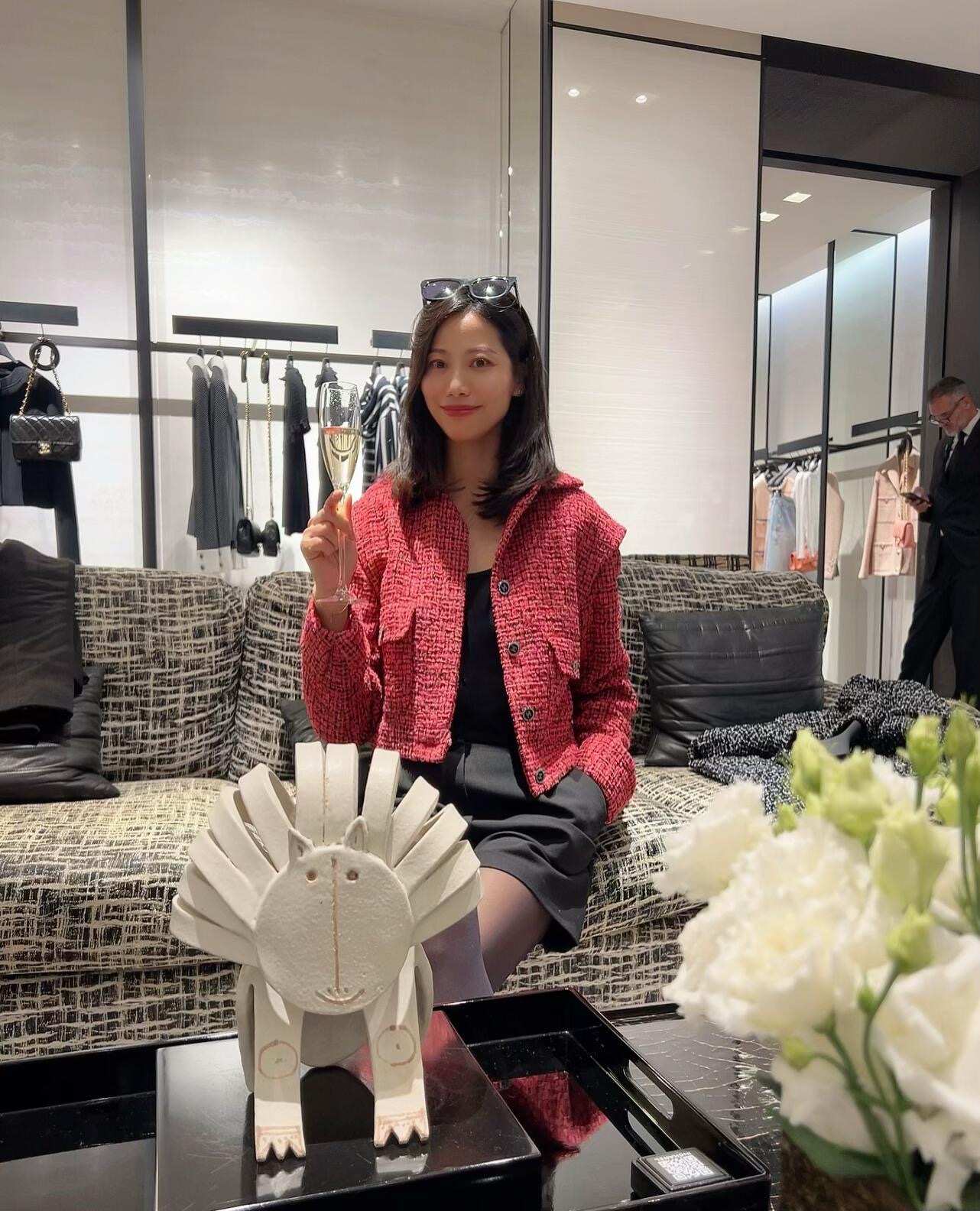 NO:311279,Crack Chane* 25C ​​early spring new style tweed flying sleeve lapel dress jacket | Exclusive high-end production!  Imported coarse wool material, obvious texture, high-quality texture, thick plaid wool fabric creates a small fragrance style model, double flip pocket small flying sleeves are layered, showing playfulness while being elegant, ready-to-wear silver wire woven plaid elements heavy industry rhinestone double C round buckles, the front closure hides details low-key and elegant, highlighting the taste of high-end socialites, the first choice for dressing with fashionable and stylish four seasons, the standard white and rich beauty, perfect workmanship quality depends on details!  S/M/L, chanel, jackets & coats, alexander wang19860909批 Chane* 25C早春新款 粗花呢飞袖翻领洋装外套丨独家高版出品！进口粗纺毛呢材质 肌理明显 质感上乘 粗花格纹毛呢面料打造小香风典范 双翻盖口袋小飞袖层叠处理 尽显俏皮的同时不失雅致 成衣银丝编织格纹元素重工水钻双C圆扣 前襟隐藏细节低调优雅 突出高级名媛品味 四季气质时髦精的穿搭首选 白富美标配 完美做工品质看细节！现货发售 S/M/L,,chanel,jackets & coats,alexander wang,Women's clothing