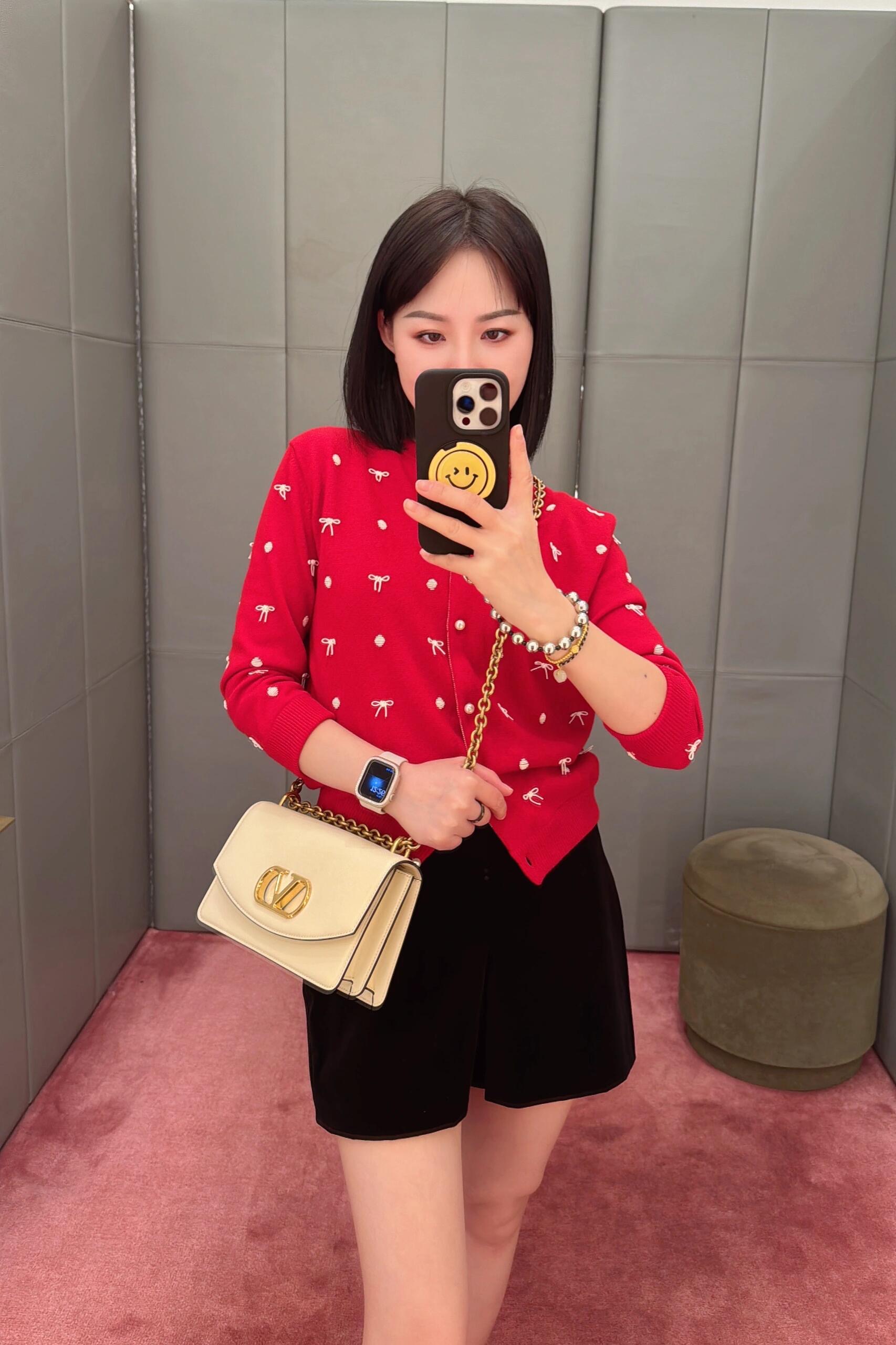 NO:297338,Batch Valentin*25Ss early spring new model Heavy Industry bow embroidered knitted cardigan丨Exclusive high-end production!  Classic VT red, exquisite jacquard lining design is very exquisite, plus heavy industry bow hand-made beaded embroidery embellishment, full of atmosphere, single wear, easy to wear, get a variety of styles, New Year's red is the key recommendation~ S/M/L on sale in stock, valentino, alexander wang19860909批 Valentin*25Ss早春新款 重工蝴蝶结刺绣针织开衫丨独家高版出品！经典的VT红 精致的提花里衬设计非常精致 加上重工蝴蝶结手工串珠刺绣点缀 氛围感满满 单穿内搭都好看轻松get多种风格,新年红是重点推荐哦~现货发售S/M/L,,valentino,alexander wang,Women's clothing