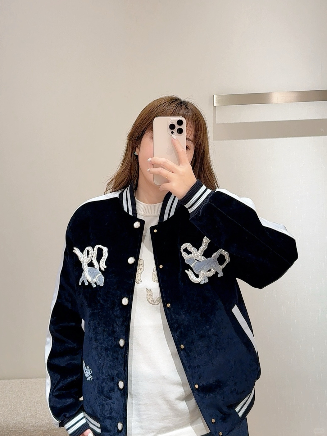 NO:297361,Batch Louis Vuitt*n 25Ss Early Spring New Double Dog Pearl Velvet Jacket | Exclusive High-end Production!  Inspired by the dress of the gentleman walking dogs in Westminster, the velvet is integrated with agile LV Dogs logo, and the beaded embroidered badges depict the image of a cute dog. The pearlescent buttons and silk satin ribbons perfectly and can show elegant style at the end of the year. On sale in stock S/M/L,,louis vuitton,louis vuitton,jackets & coats,jackets & coats,alexander wang19860909批 Louis Vuitt*n 25Ss早春新款 双狗珍珠天鹅绒夹克外套丨独家高版出品！受威斯敏斯特地区遛狗绅士的着装启发,为莹泽丝绒融入灵动 LV Dogs 标识,以珠饰刺绣徽章描绘萌犬形象.珠光纽扣与衣袖的丝缎饰带完善考究格调,可于岁末节庆场合展露儒雅风范.现货发售 S/M/L,,louis vuitton,louis vuitton,jackets & coats,jackets & coats,alexander wang,Women's clothing