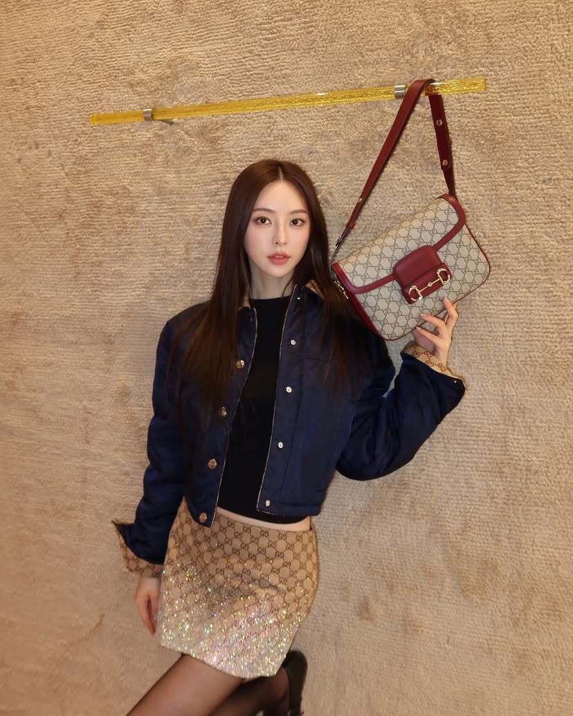 NO:297306,Bulk Gucc* 25Ss Early Spring New Style Shining Luxury Crystal Diamond GG Letter Jacquard Braided Short Skirt丨Exclusive High Edition Production!  Retro modern temperament and high street fashion. Arriving at the stars, the classic style of the mother-successful long legs is not picky and versatile, the girl's age-reducing temperament is sweet and salty temperament is a product that reduces age-reducing. The essential products for sweet and cool girls are available in stock. S/M/L, gucci, skirts, alexander wang19860909批 Gucc* 25Ss早春新款 闪耀奢华水晶钻GG字母提花编织短款半裙丨独家高版出品！复古摩登气质高街时髦 抵达繁星璀璨夺目 妈生大长腿经典版型不挑人百搭少女减龄气质 可甜可盐气质减龄单品 甜酷女孩必备款现货发售S/M/L,,gucci,skirts,alexander wang,Women's clothing