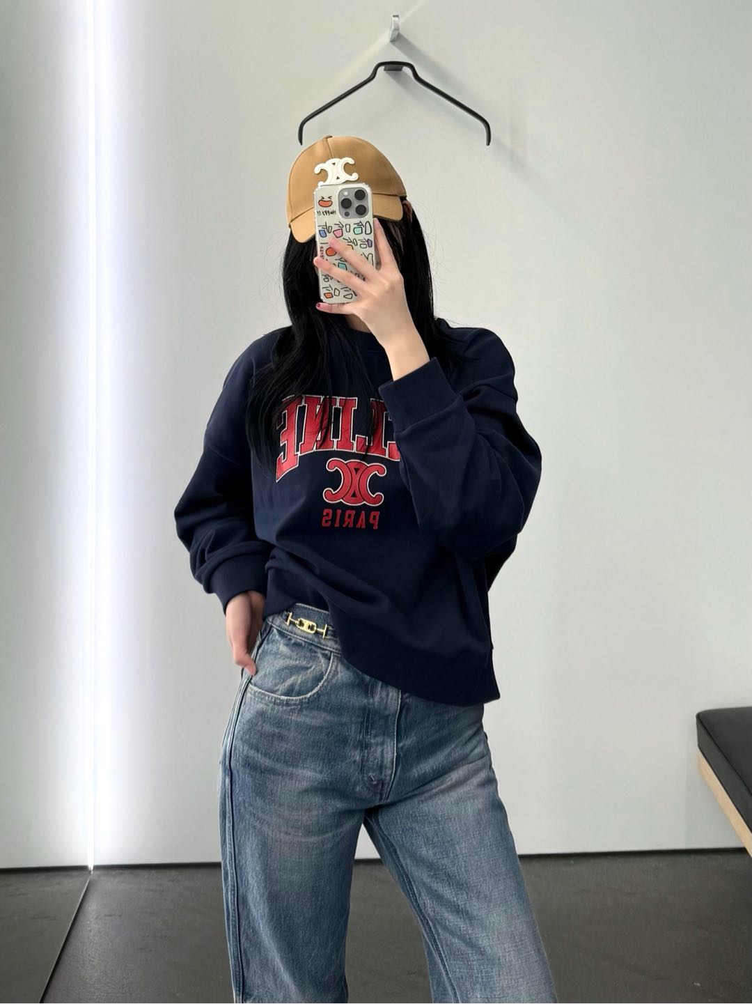 NO:297308,Category Celin* 25Ss early spring new Arc de Triomphe alphabet printed round neck sweatshirt丨Exclusive high-end production!  Loose round neck sweatshirt cut, shoulder-drop threaded edge design, chest arrangement using color contrast, printed Arc de Triomphe pattern is added to the letter logo, the arch is curved to present a three-dimensional sense, creating a casual and beautiful atmosphere, fashionable and high-end feel immediately, the color collision is full of eye-catching, creating a personal style, relaxed and lazy, and the inner wear is outstanding. S/M/L is available in stock, S/M/L, celine, hoodie, sweatshirts, alexander wang19860909批 Celin* 25Ss早春新款 凯旋门字母印花圆领卫衣丨独家高版出品！宽松圆领卫衣裁剪 落肩螺纹包边设计 胸前利用颜色对比排列 在字母徽标增添印花凯旋门图案 拱形弯曲呈现出立体感 营造休闲美高氛围感 时尚高级感立现 色彩碰撞十足亮眼 打造个性风格 松弛慵懒 单穿内搭都出彩 现货发售S/M/L,,celine,hoodie,sweatshirts,alexander wang,Women's clothing