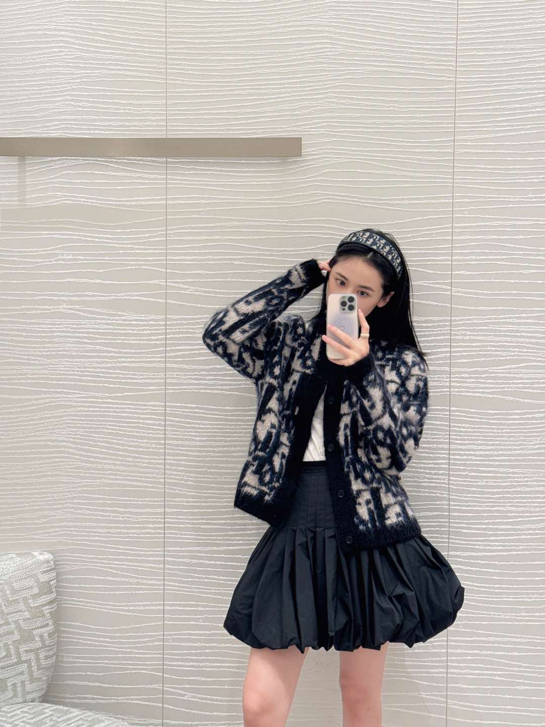 NO:297317,Dio* 25 Snake Year Limited New Style, Letter Jacquard Knitted Round Neck Cardigan丨Exclusive High-edition Production!  Mohair wool yarn knitted, you can get aura as soon as you wear it!  The upper body is comfortable and soft, full of autumn and winter atmosphere~ the first choice for the New Year. It is highly recommended to keep your own style!  S/M/L,dior,alexander wang19860909批 Dio* 25蛇年限定新款 字母提花针织圆领开衫丨独家高版出品！马海毛羊毛纱线编织, 随便一穿就出气场！上身舒适柔软,满满的秋冬气息～新年首选噢.强烈推荐自留款！现货发售S/M/L,,dior,alexander wang,Women's clothing