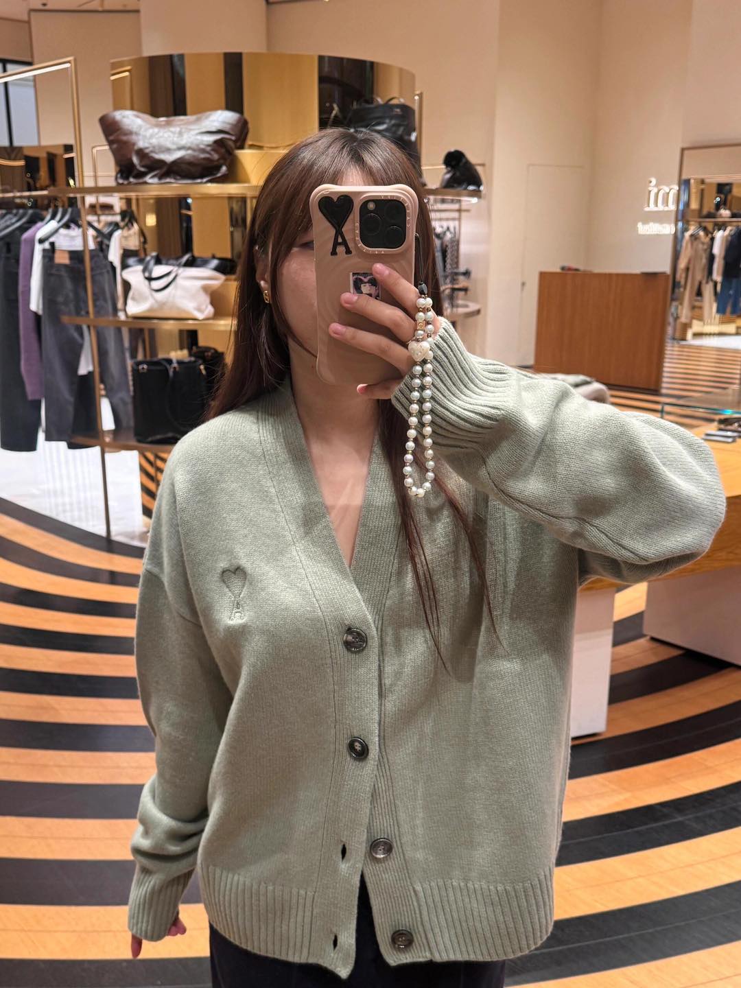 NO:297328,Batch Ami Pa*is 24Fw autumn and winter new style, three-dimensional love V-neck knitted wool cardigan丨Exclusive yb development!  High-end production!  90 Meinu Wool 10 wool, yarn is soft, delicate and glutinous!  The imported loom from Germany has a tight weaving method and a delicate texture. The texture is invincible, soft, solid and exquisite, creating a lazy and casual casual and fashionable feeling!  S/M/L, alexander wang19860909批 Ami Pa*is 24Fw秋冬新款 立体爱心V领针织羊毛开衫丨独家yb开发！高版出品！90美丽奴羊毛 10的羊毛,纱线打造轻柔细腻又有筋！德国进口织机,织法紧密细致纹路质感无敌心柔糯扎实精致感满满 打造处慵懒随性的休闲时尚感！现货发售S/M/L,,alexander wang,Women's clothing