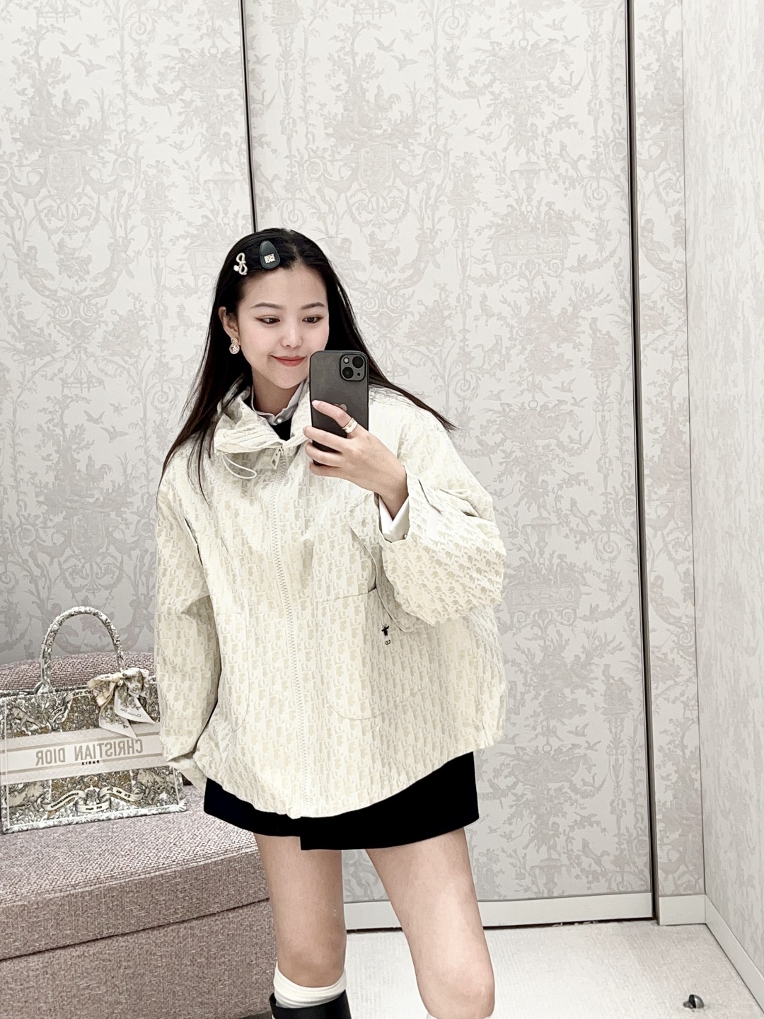 NO:297334,Batch Dio* 25Ss early spring new style, presbyopia jacket | Exclusive yb development!  High-end production!  This hooded jacket is decorated with gold Oblique jacquard, which is back to the classic pattern YB customized gold taffeta jacquard fabric launched by D*or in 1967. The right pocket is decorated with bee embroidery and makes it look more exquisite. The most important thing is to do the right flower design, the workmanship cost is double that of the ordinary jacket. The texture is really invincible. S/M/L, dior, jackets & coats, jackets & coats,hats,alexander wang19860909批 Dio* 25Ss早春新款 老花夹克外套丨独家yb开发！高版出品！ 这款连帽夹克饰以金色 Oblique 提花,回溯 D*or 于 1967 年推出的经典图案YB 定制的金色塔夫绸科技提花面料 并且右侧口袋部位饰以小蜜蜂刺绣更显精致超级超级重工最最最关键的是 要做对花设计,做工成本是普通外套双倍 质感真的无敌了 现货发售S/M/L,,dior,jackets & coats,jackets & coats,hats,alexander wang,Women's clothing