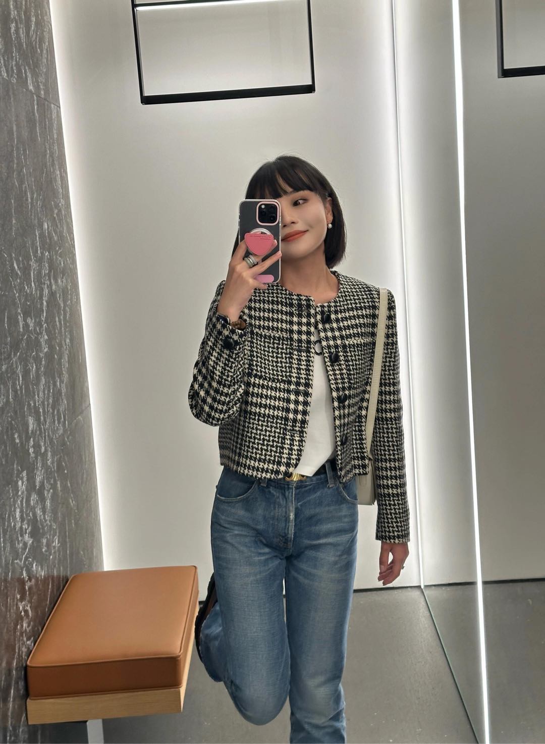 NO:297305,Celin* 24Fw autumn and winter new style plaid wool tweed jacket丨Exclusive high-end production!  Classic and timeless Welsh plaid, Heavy Industry's full-matching pair of strips, classic round neck single-breasted silhouette, the fitting cut is crisp, stylish and neat and slim. The latest shiny black logo engraved round buckle decoration with the mold opening, the details of the whole piece are very high-end!  Everyday pairing with jeans is particularly amazing and elegant, a must-have for wardrobe. S/M/L, celine, jeans, jackets & coats, alexander wang19860909批 Celin* 24Fw秋冬新款 格纹羊毛花呢外套丨独家高版出品！经典隽永威尔士格纹,重工全对格对条裁剪,经典圆领单排扣廓形,合身裁剪挺括有型利落显瘦,开模最新的亮黑色logo刻字圆扣装饰,一整件的细节非常高级！日常搭配牛仔裤特别惊艳提气质,衣橱必备 现货发售S/M/L,,celine,jeans,jackets & coats,alexander wang,Women's clothing